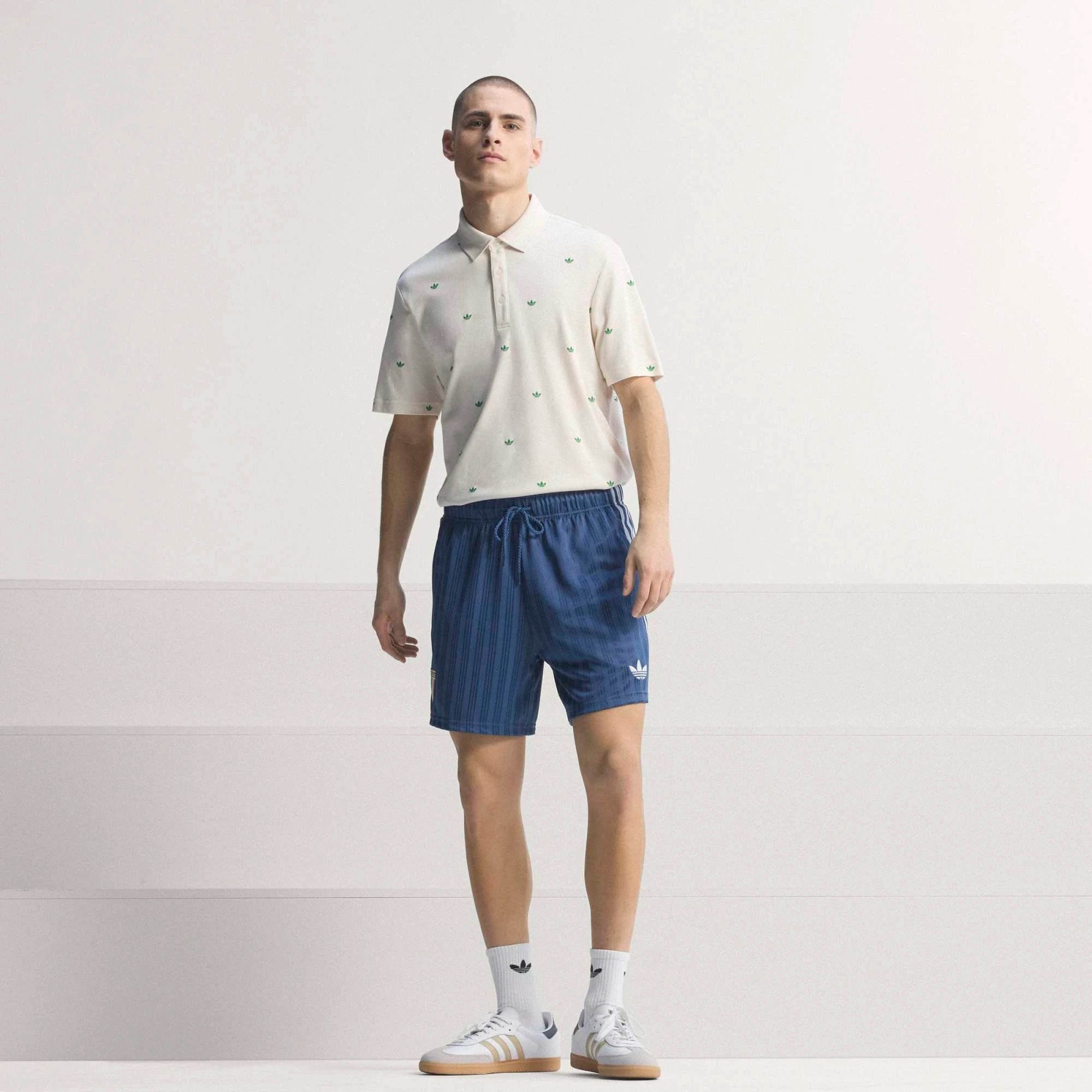 "adidas Originals Italien OG Shorts (Night Marine) mit FIGC-Wappen und 3-Streifen – erhältlich bei Stickabush Berlin."