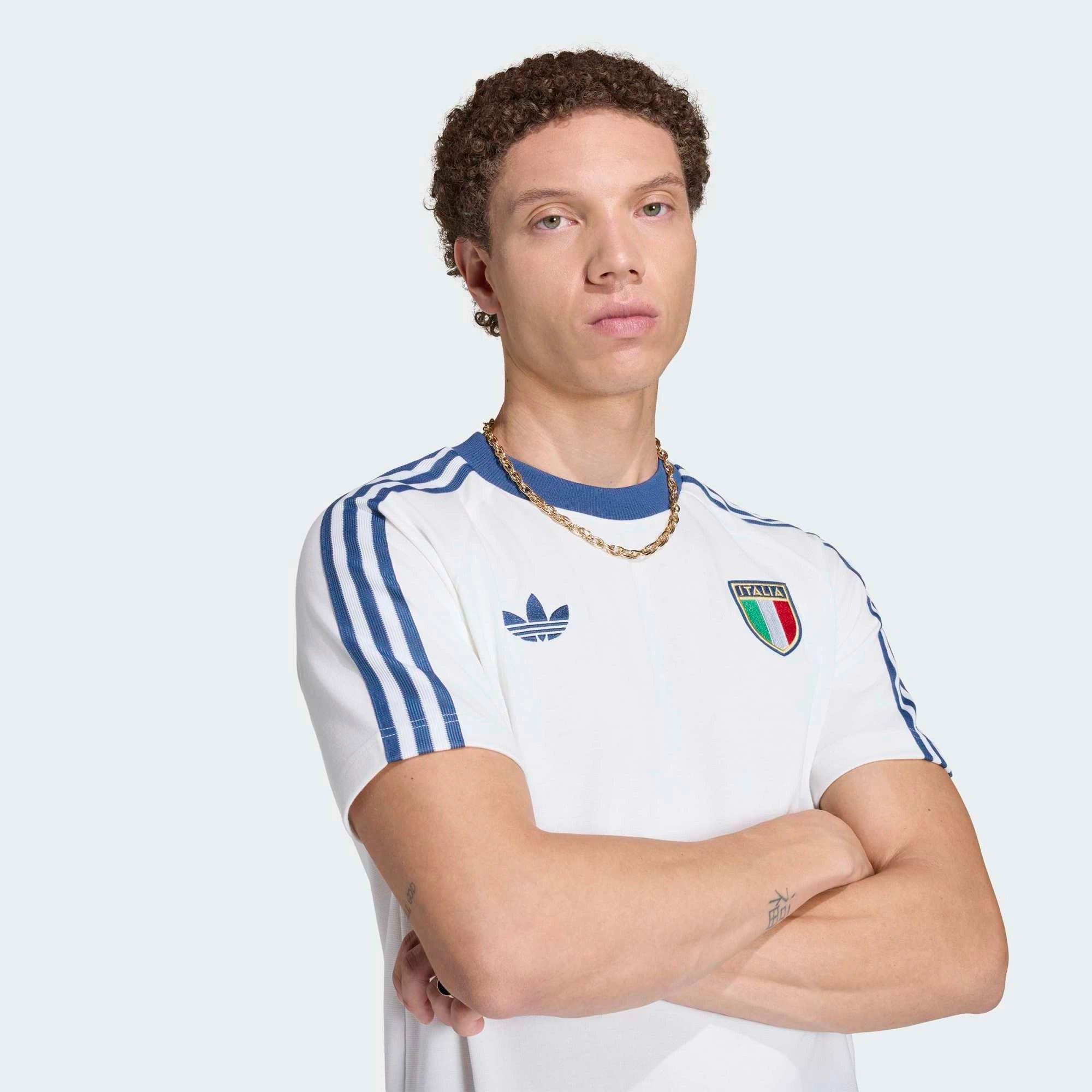 “adidas Originals Italien OG T-Shirts in Crystal White (KC6611) mit den klassischen blauen Streifen auf den Schultern, dem Italien-Wappen und dem blauen Trefoil-Logo auf der Brust bei Stickabush Berlin.“