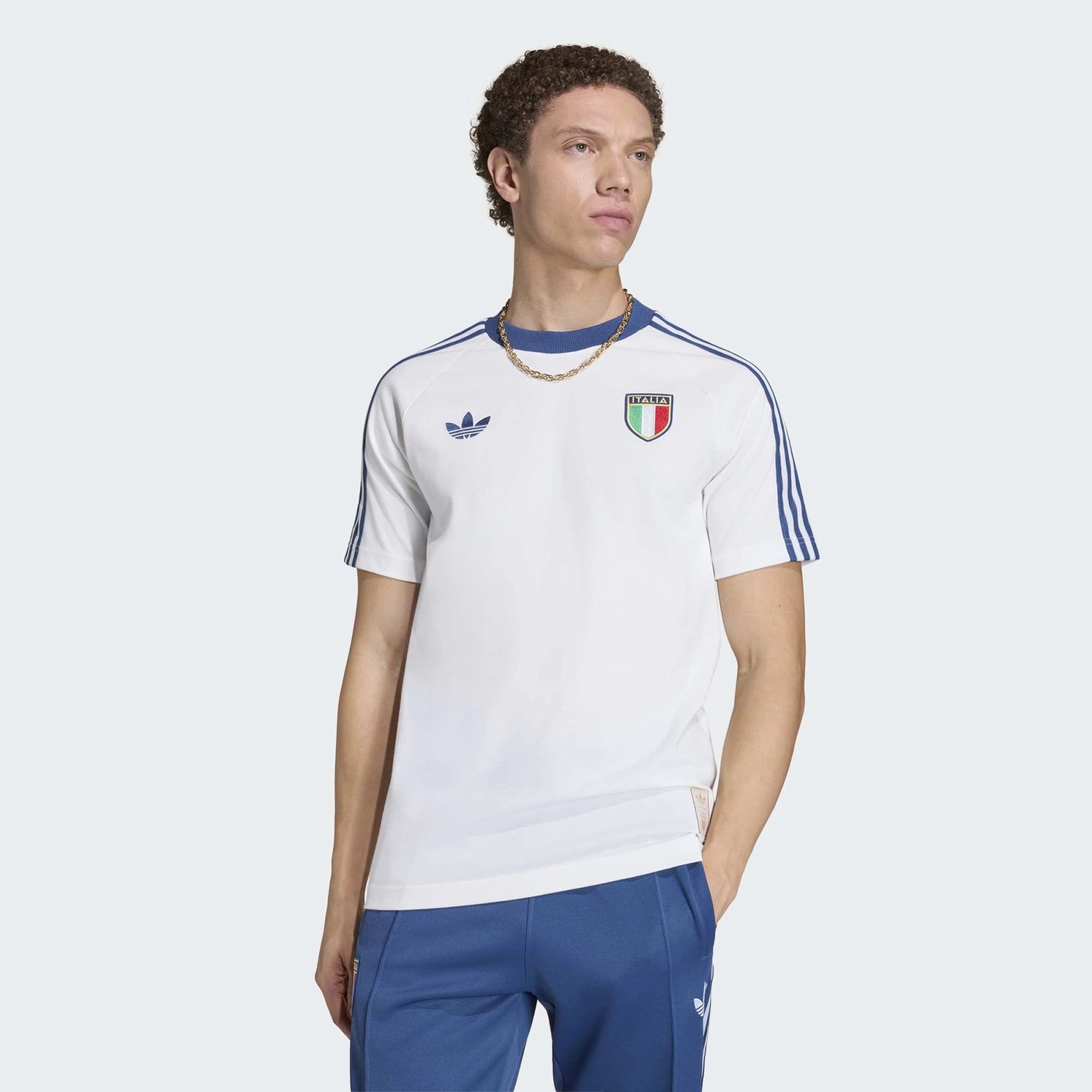 “adidas Originals Italien OG T-Shirts in Crystal White (KC6611) mit den klassischen blauen Streifen auf den Schultern, dem Italien-Wappen und dem blauen Trefoil-Logo auf der Brust bei Stickabush Berlin.“