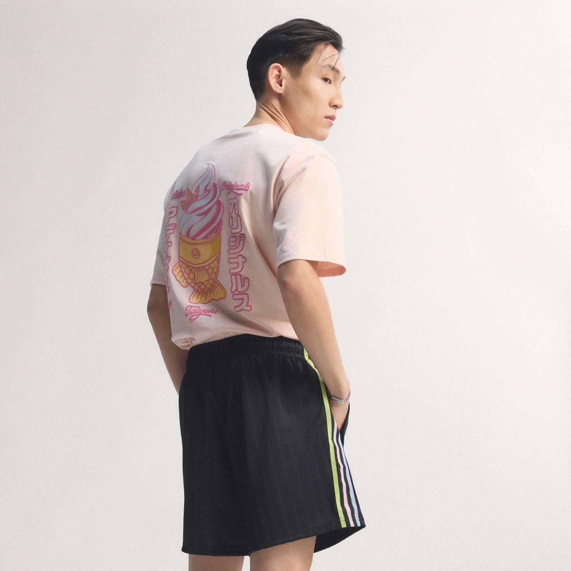 “Schwarze adidas Originals Japan OG Shorts mit weißen Streifen und dem gestickten JFA Japan Verbandswappen bei Stickabush.“