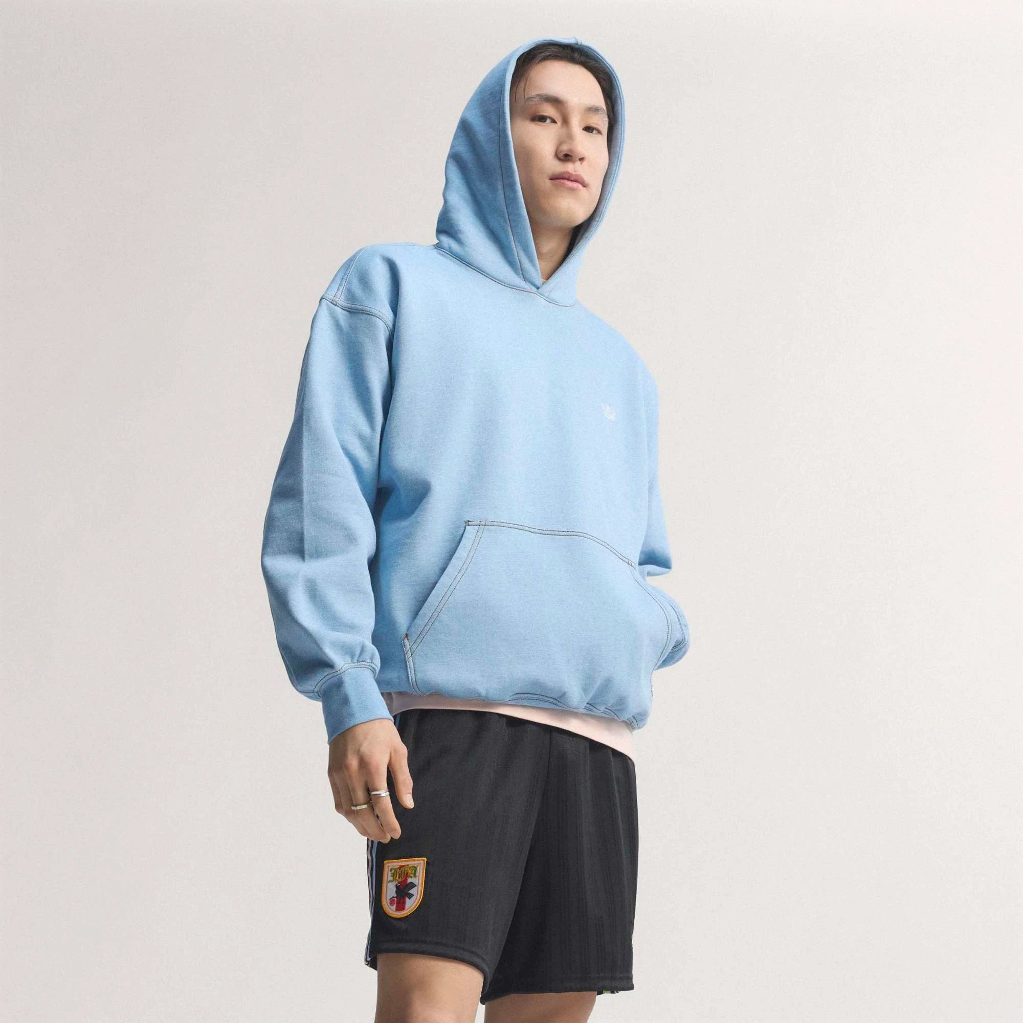 “Schwarze adidas Originals Japan OG Shorts mit weißen Streifen und dem gestickten JFA Japan Verbandswappen bei Stickabush.“