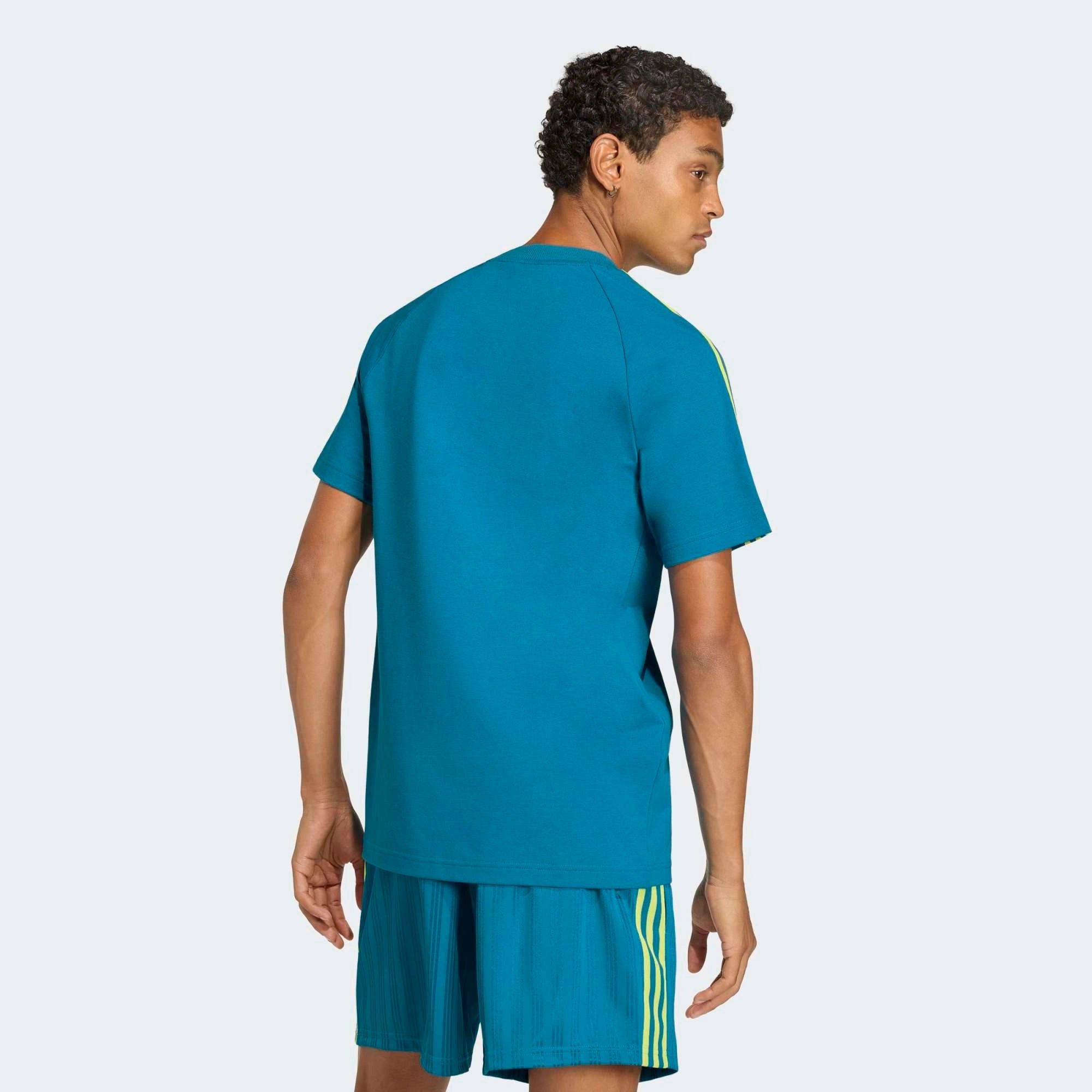 "adidas Originals Kolumbien OG T-Shirt Mystery Petrol mit gewebtem Kolumbien-Logo und 3-Streifen-Design bei Stickabush Berlin."