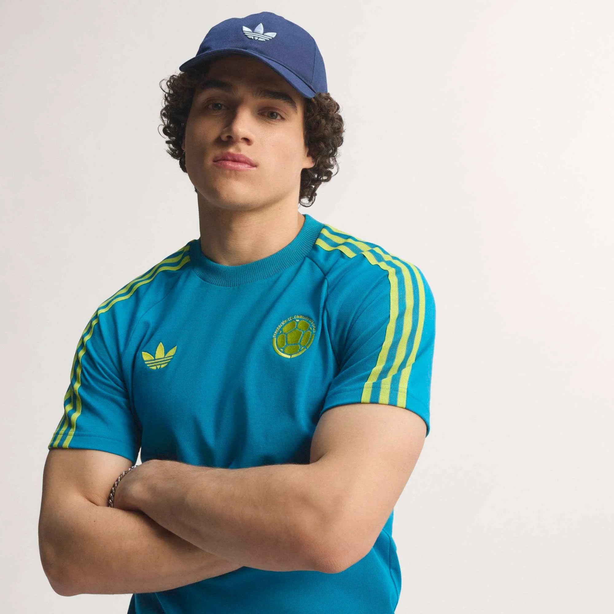 "adidas Originals Kolumbien OG T-Shirt Mystery Petrol mit gewebtem Kolumbien-Logo und 3-Streifen-Design bei Stickabush Berlin."