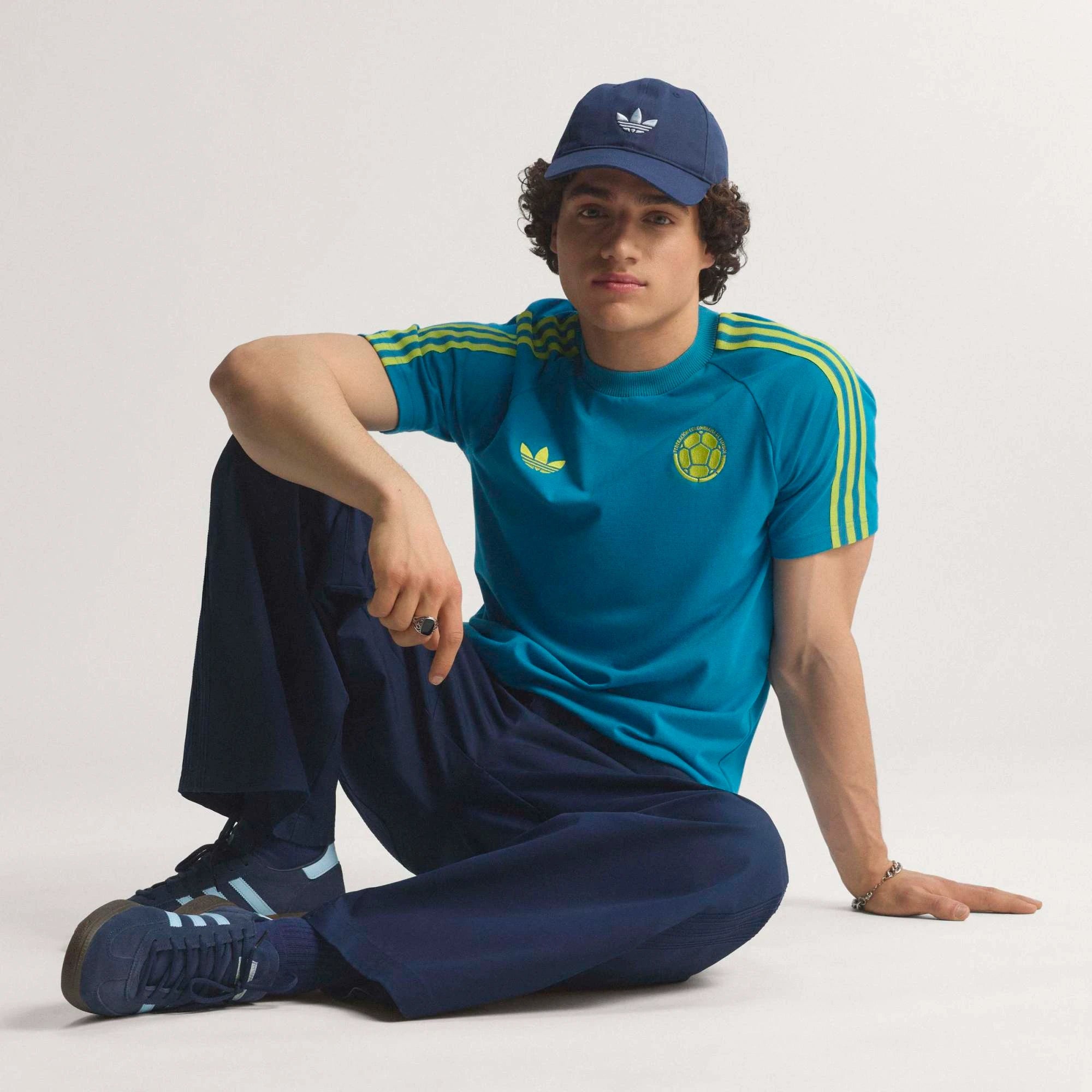 "adidas Originals Kolumbien OG T-Shirt Mystery Petrol mit gewebtem Kolumbien-Logo und 3-Streifen-Design bei Stickabush Berlin."