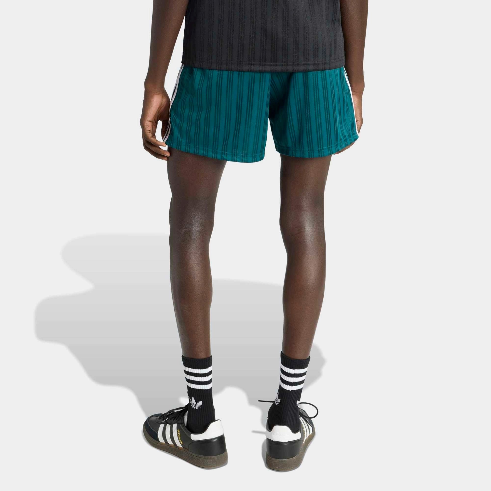 “Grün-weiße adidas Originals Liverpool FC 1995-96 Retro Shorts mit gesticktem Trefoil und Vereinswappen – Klassischer Quarter-Look bei Stickabush.“