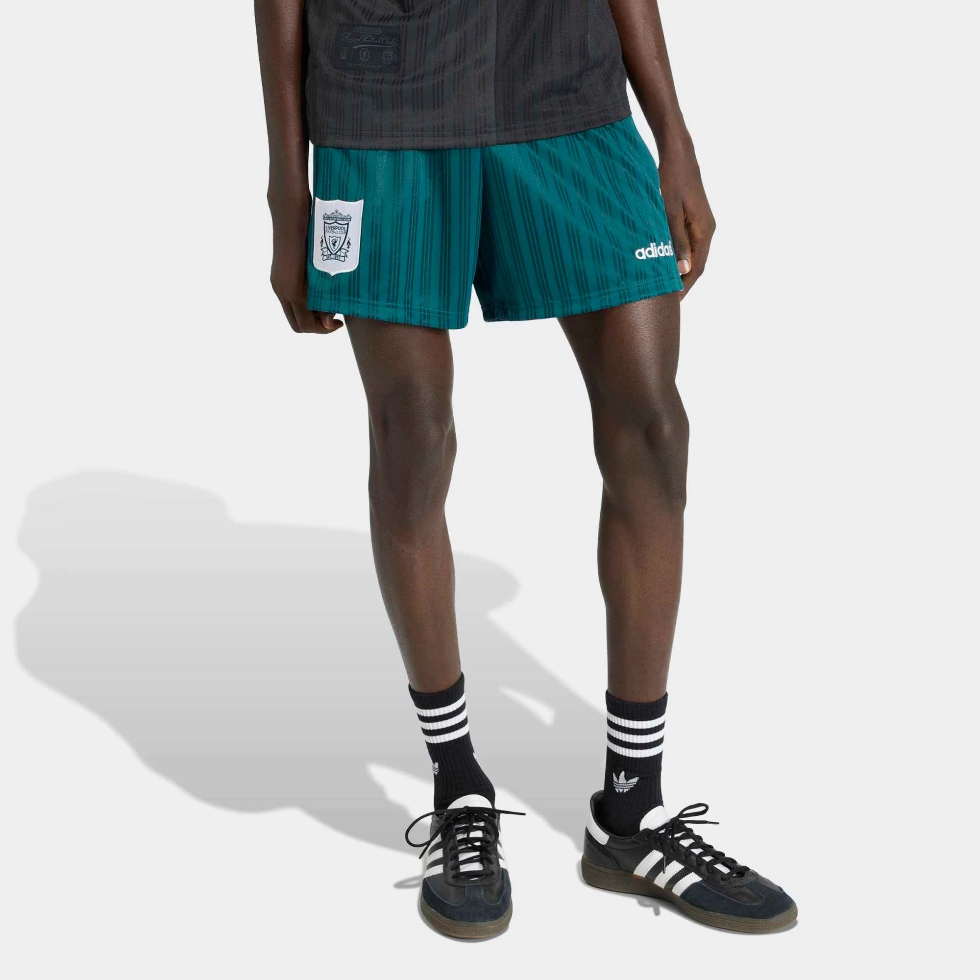 “Grün-weiße adidas Originals Liverpool FC 1995-96 Retro Shorts mit gesticktem Trefoil und Vereinswappen – Klassischer Quarter-Look bei Stickabush.“