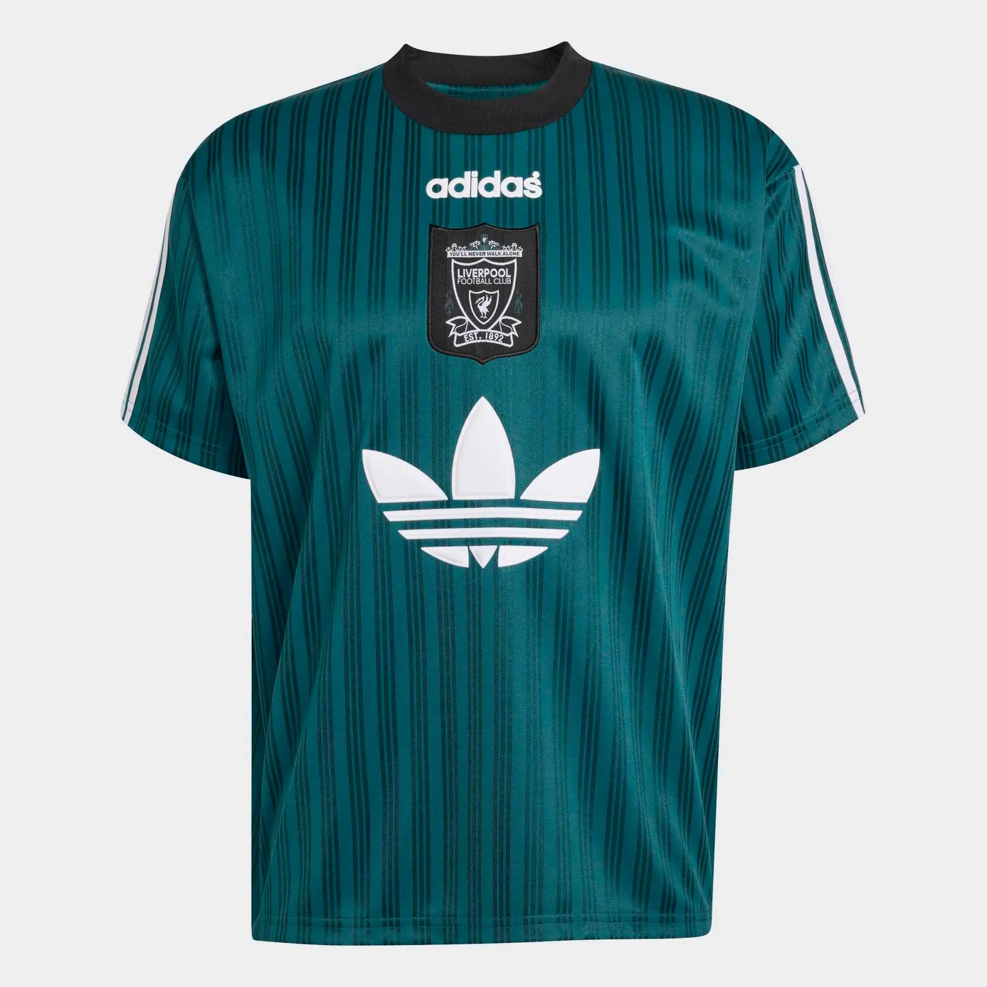 “Grün-weißes adidas Originals Liverpool FC 1995-96 Retro Trikot mit gesticktem Wappen und Trefoil-Logo – Klassisches Auswärts-Design. bei Stickabush.“