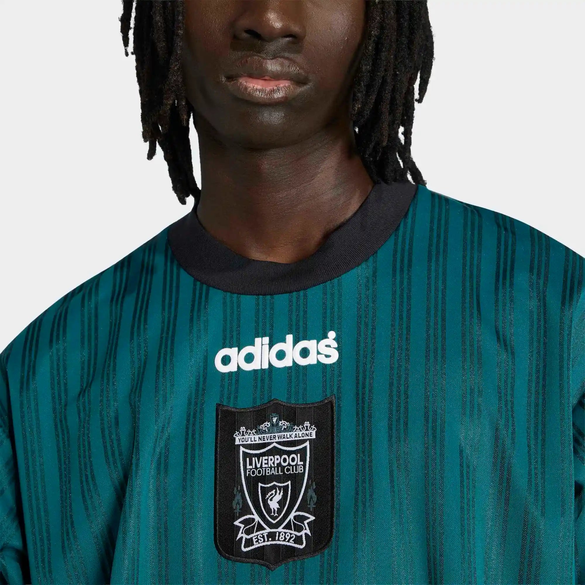 “Grün-weißes adidas Originals Liverpool FC 1995-96 Retro Trikot mit gesticktem Wappen und Trefoil-Logo – Klassisches Auswärts-Design. bei Stickabush.“