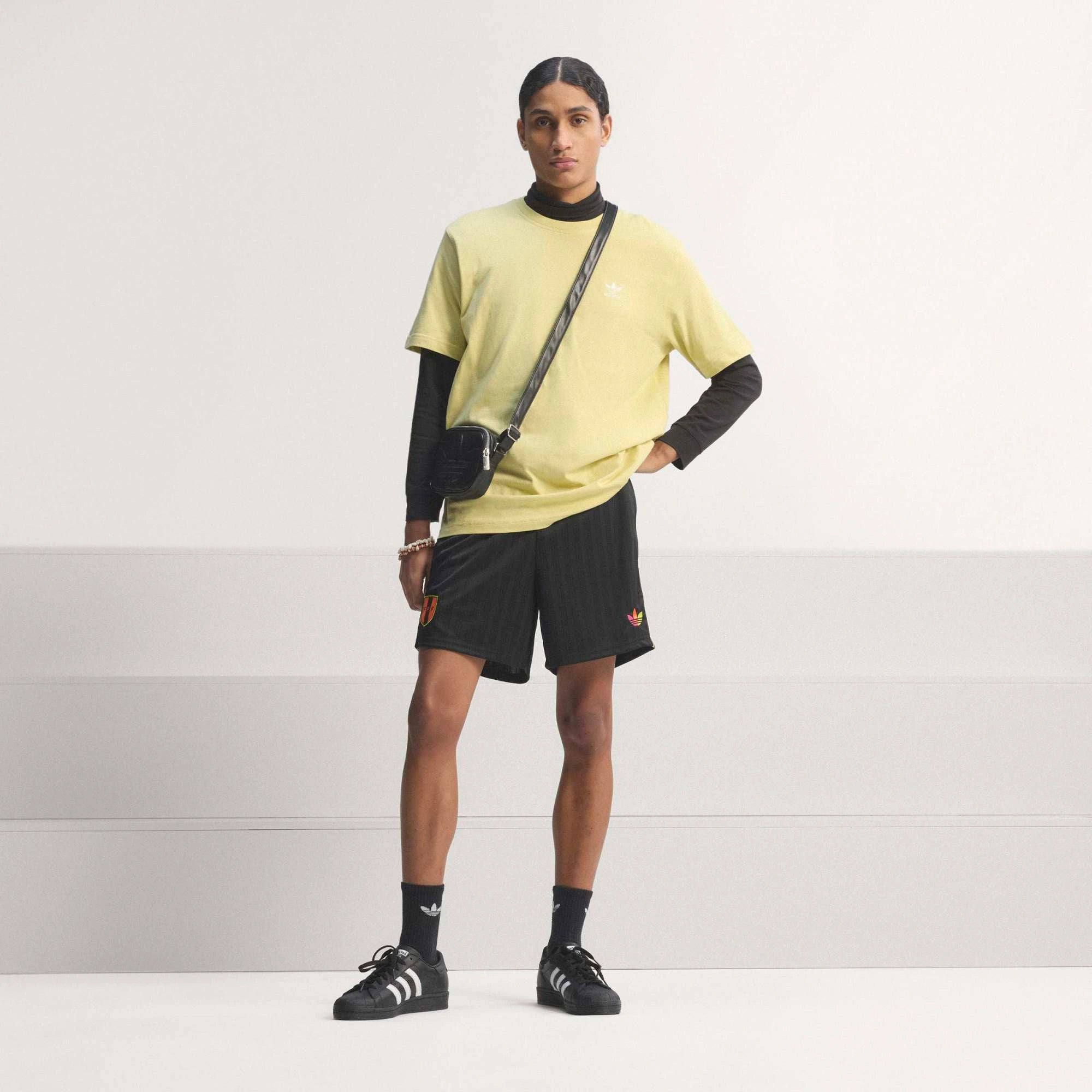 “Schwarze adidas Originals Peru OG Shorts mit weißen Drei-Streifen und dem gestickten Verbandswappen von Peru (FPF) bei Stickabush.“