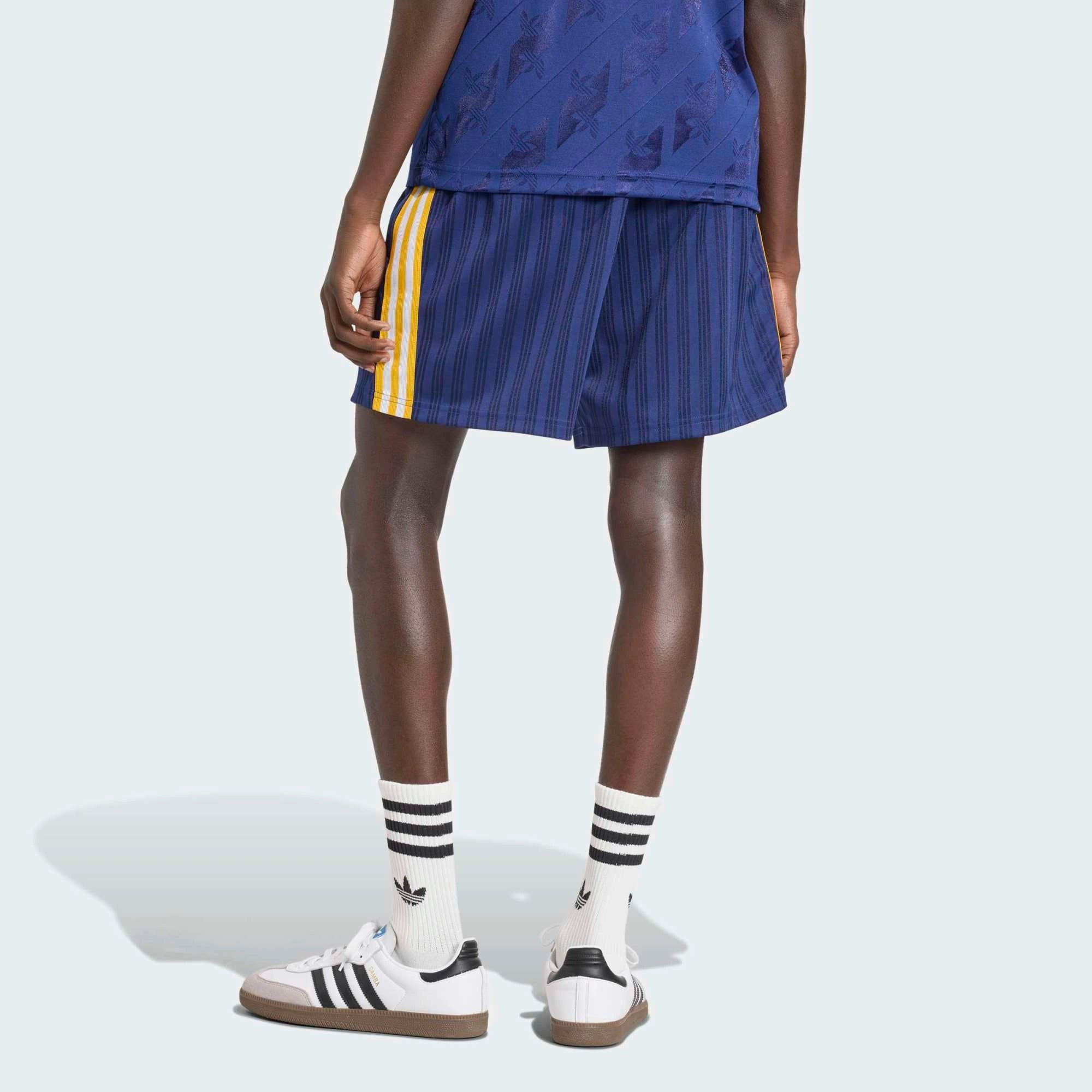 “Dunkelblaue adidas Originals Real Madrid Shorts mit gesticktem Trefoil-Logo und Vereinswappen – Klassischer Retro-Look bei Stickabush.“