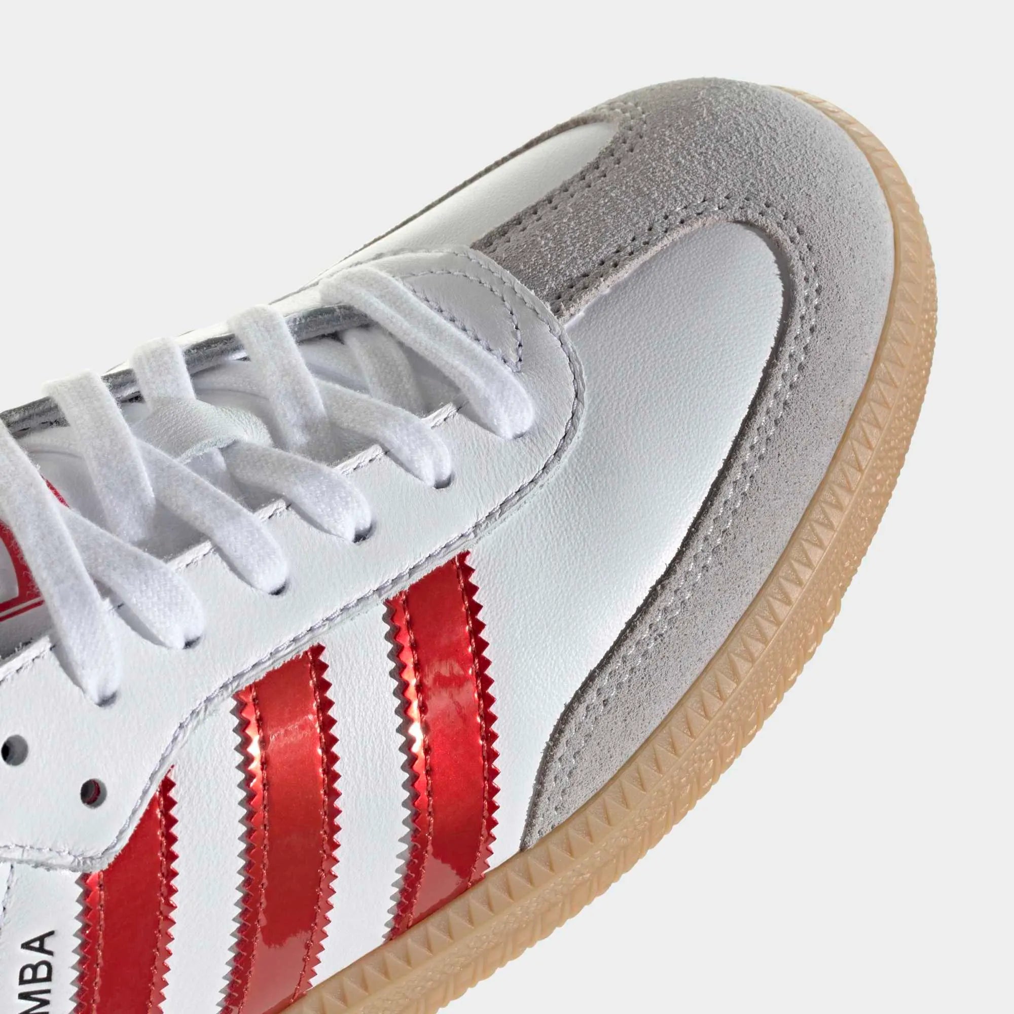 „adidas Originals Samba OG x Coca-Cola Sneaker (KH6879) in Cloud White und Gum-Sohle bei Stickabush Berlin.“