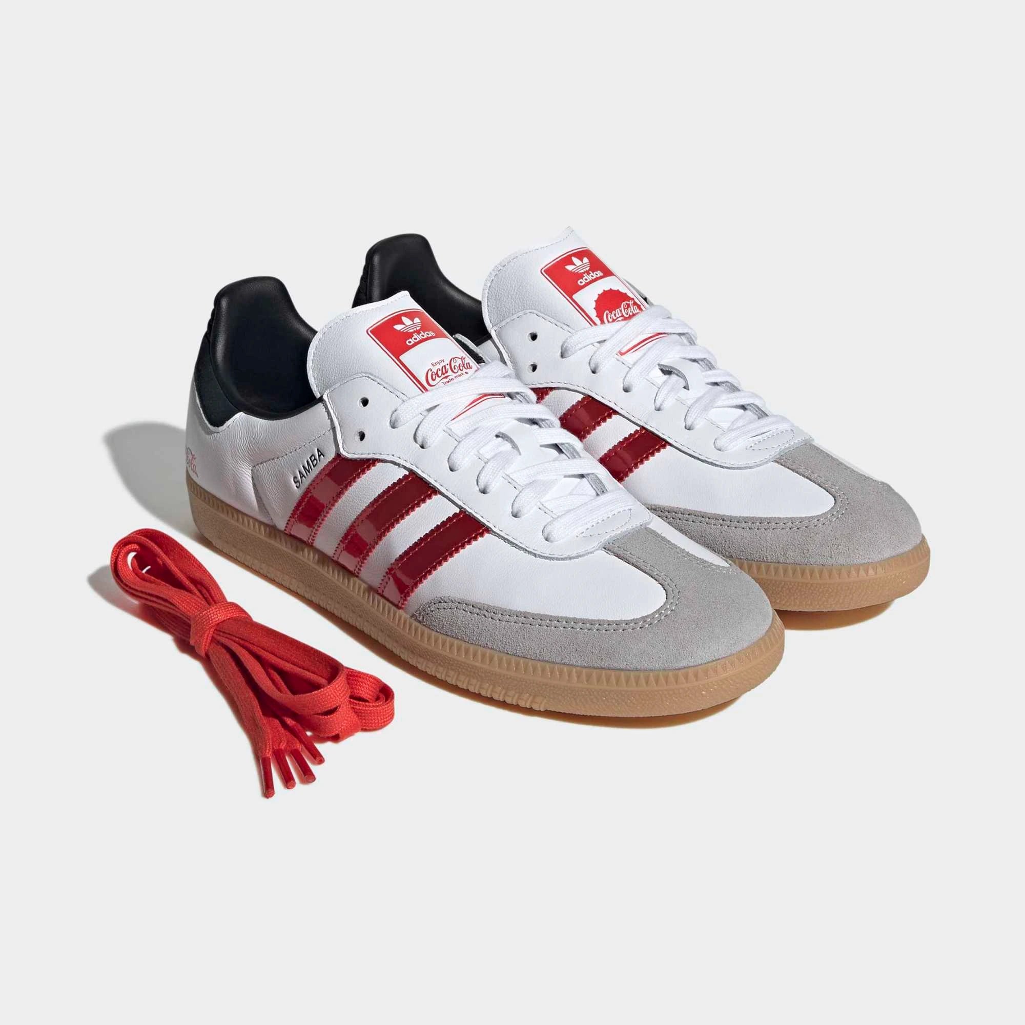 „adidas Originals Samba OG x Coca-Cola Sneaker (KH6879) in Cloud White und Gum-Sohle bei Stickabush Berlin.“