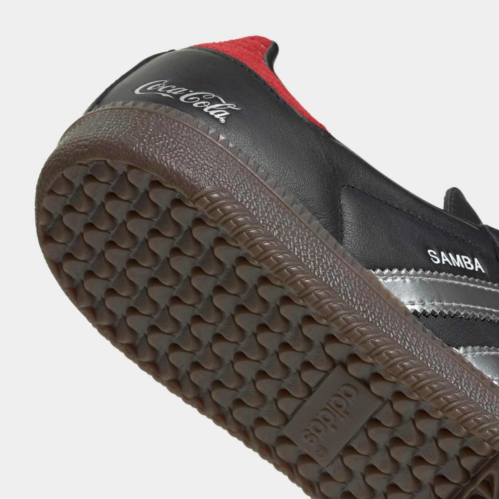 „adidas Originals Samba OG x Coca-Cola Sneaker (KH6880) in Core Black und Gum-Sohle bei Stickabush Berlin.“