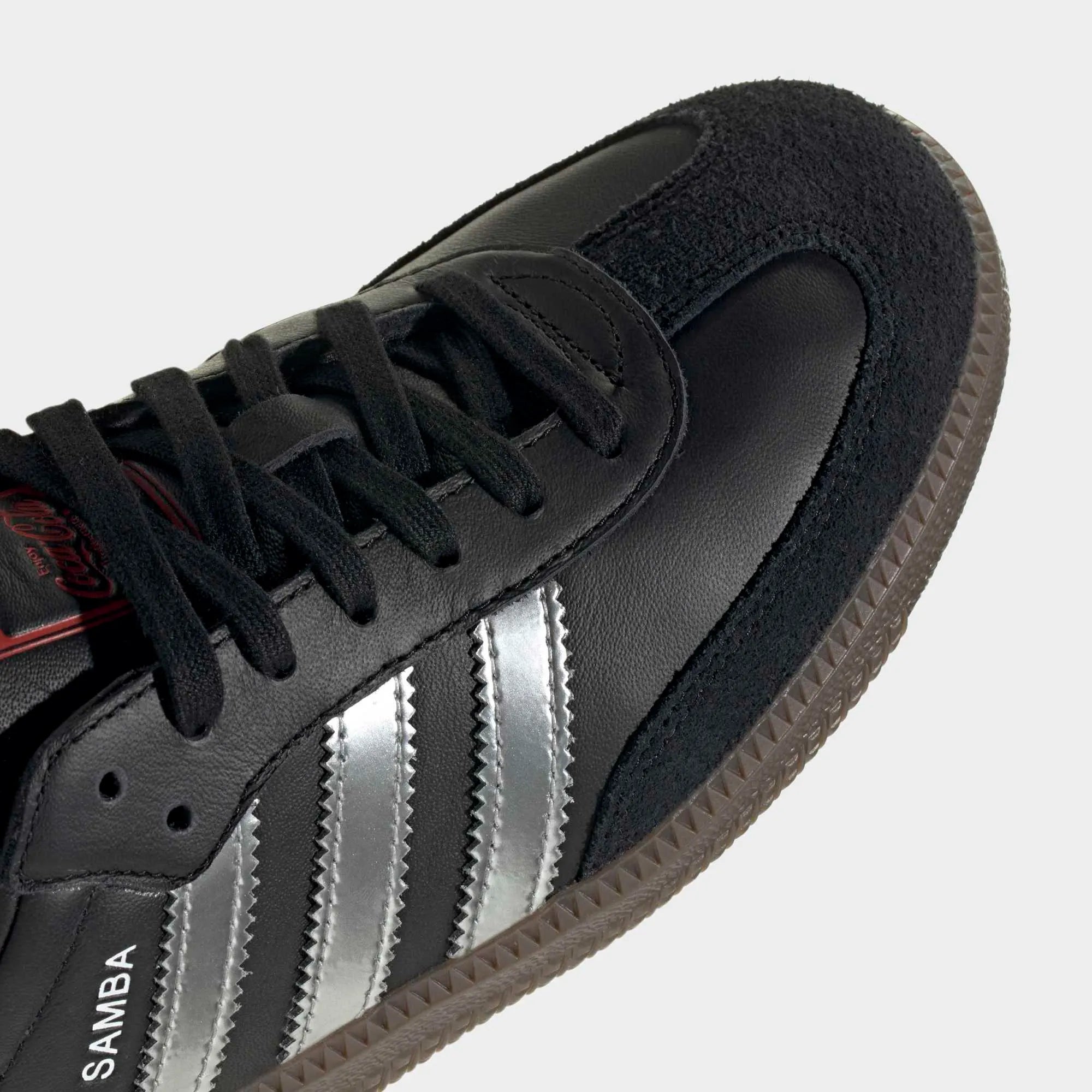 „adidas Originals Samba OG x Coca-Cola Sneaker (KH6880) in Core Black und Gum-Sohle bei Stickabush Berlin.“