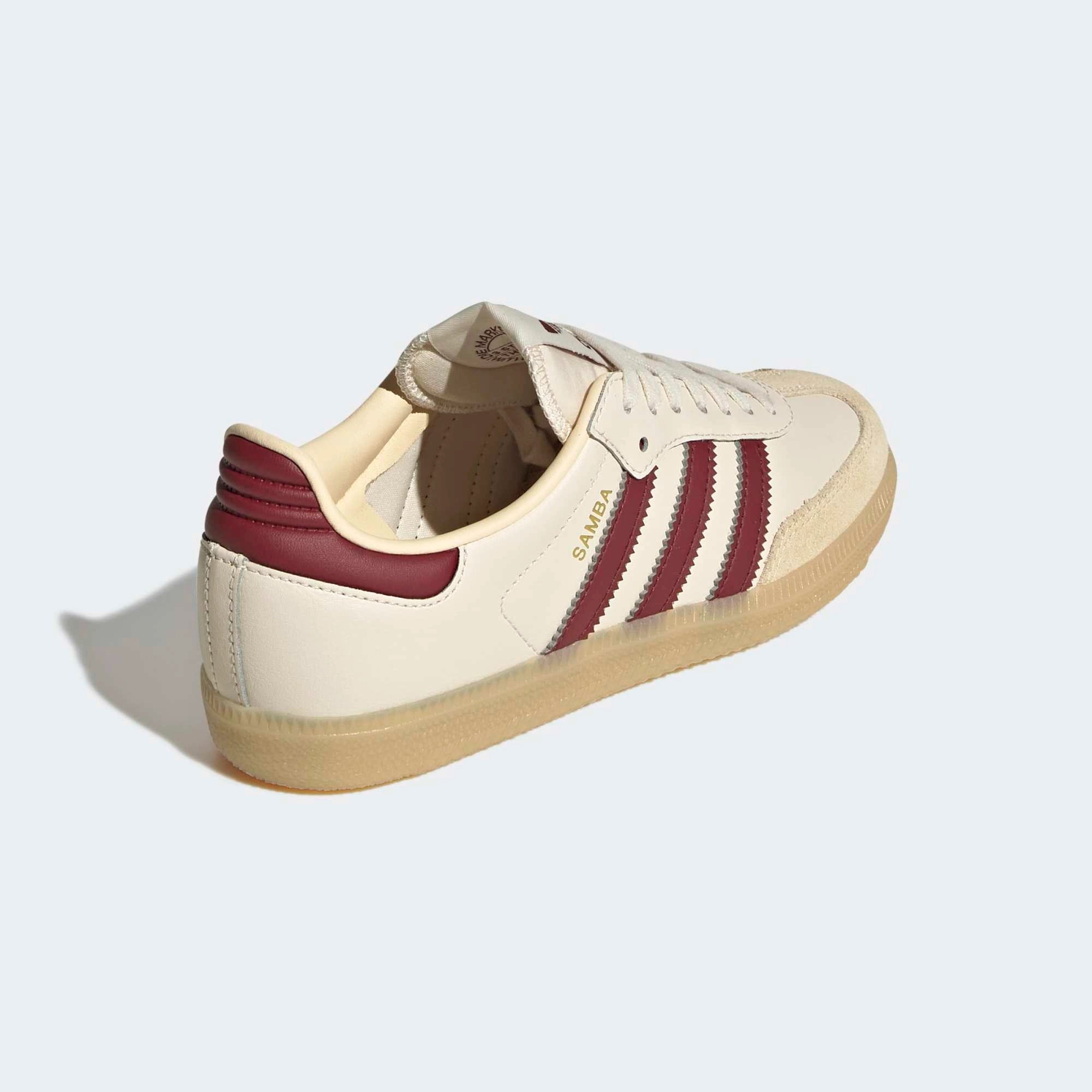 “adidas Originals Samba OG Damen Sneaker Wonder White Shadow Red JQ8554 – Klassische Terrace-Silhouette mit dunkelroten Streifen bei Stickabush Berlin.“