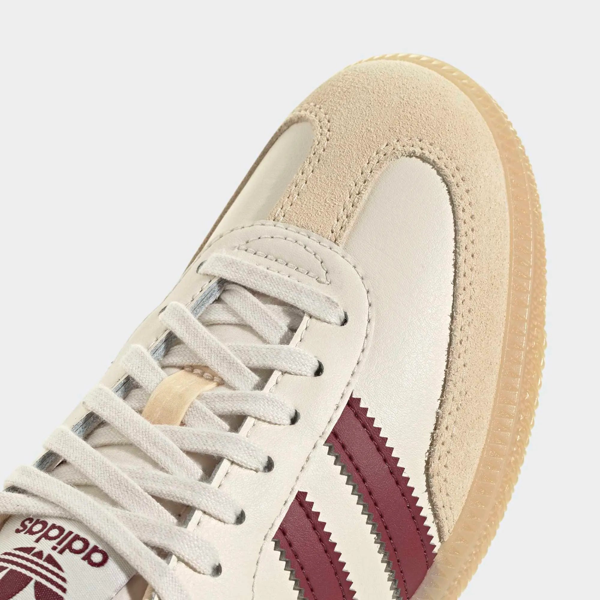 “adidas Originals Samba OG Damen Sneaker Wonder White Shadow Red JQ8554 – Klassische Terrace-Silhouette mit dunkelroten Streifen bei Stickabush Berlin.“