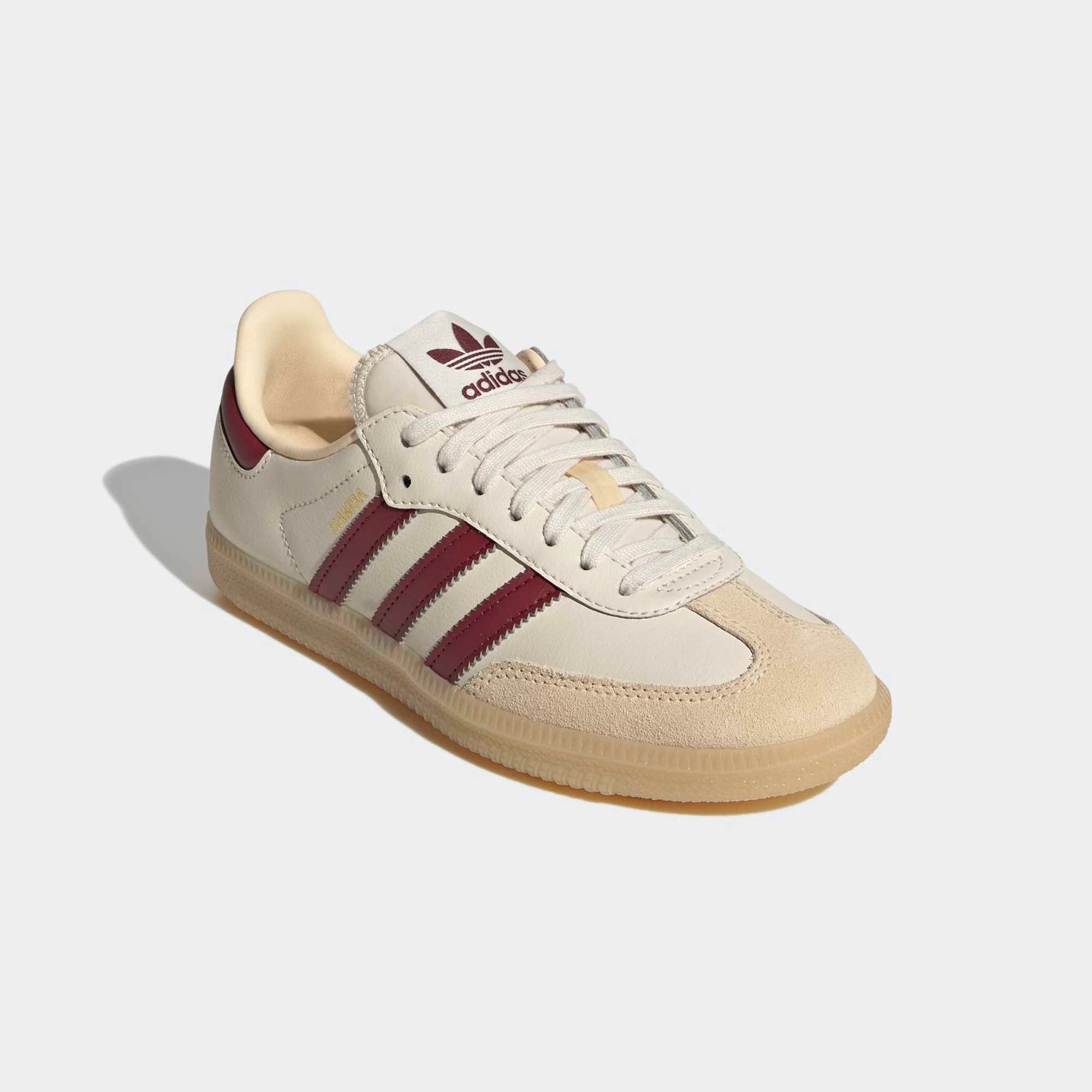 “adidas Originals Samba OG Damen Sneaker Wonder White Shadow Red JQ8554 – Klassische Terrace-Silhouette mit dunkelroten Streifen bei Stickabush Berlin.“