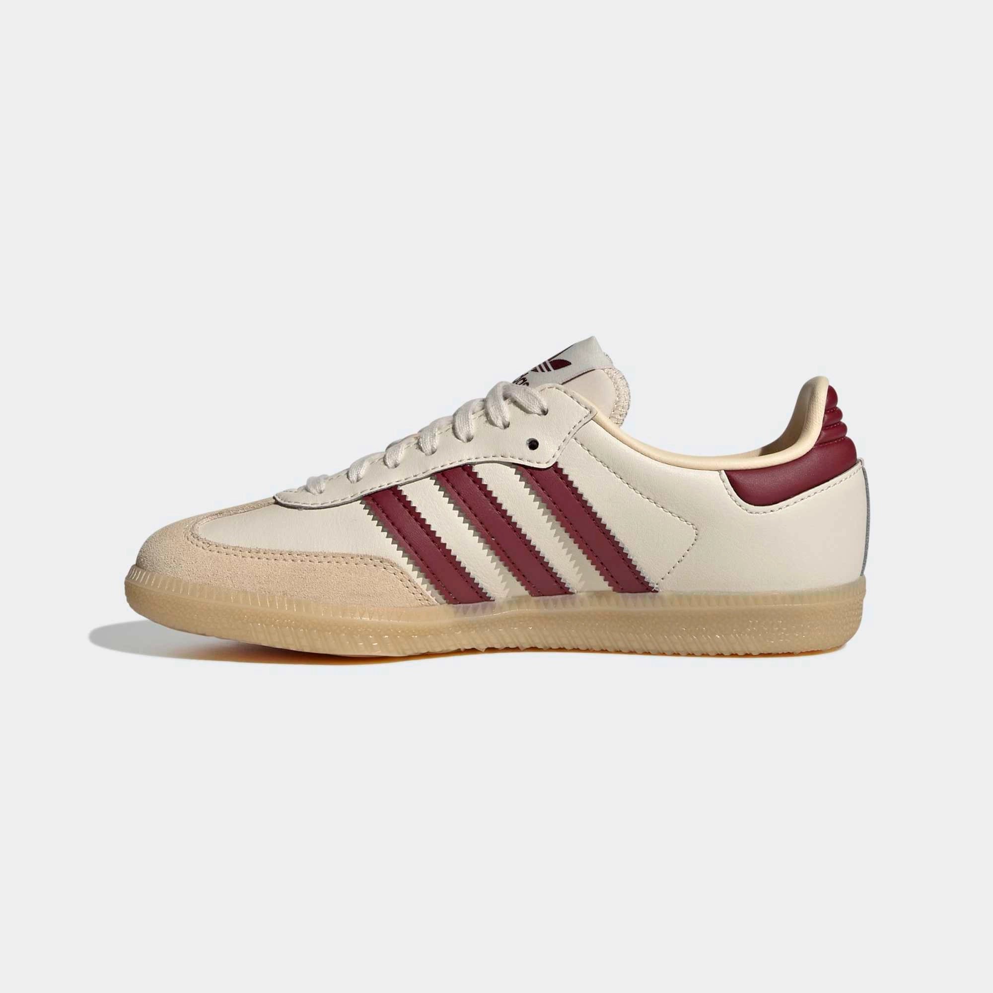 “adidas Originals Samba OG Damen Sneaker Wonder White Shadow Red JQ8554 – Klassische Terrace-Silhouette mit dunkelroten Streifen bei Stickabush Berlin.“