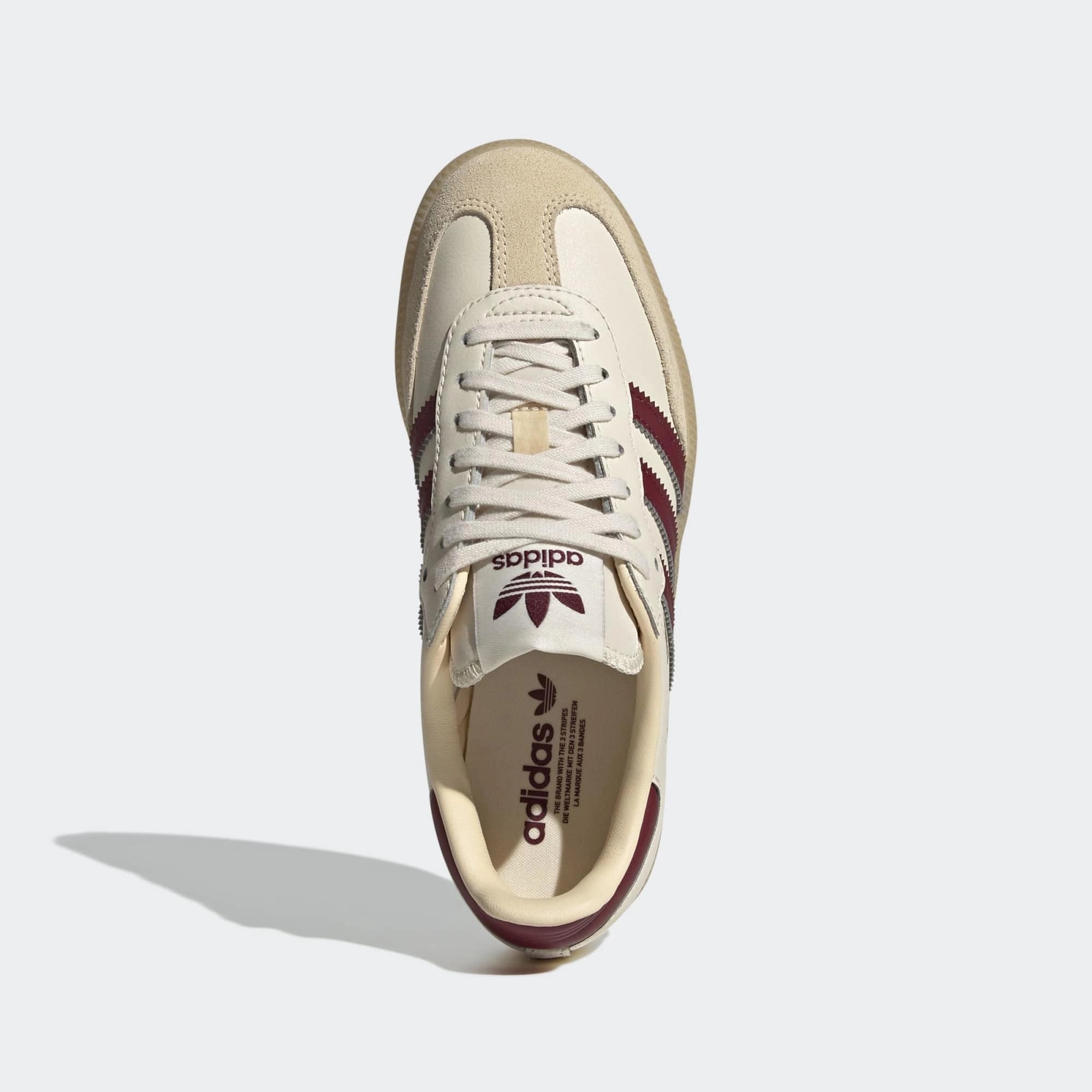 “adidas Originals Samba OG Damen Sneaker Wonder White Shadow Red JQ8554 – Klassische Terrace-Silhouette mit dunkelroten Streifen bei Stickabush Berlin.“