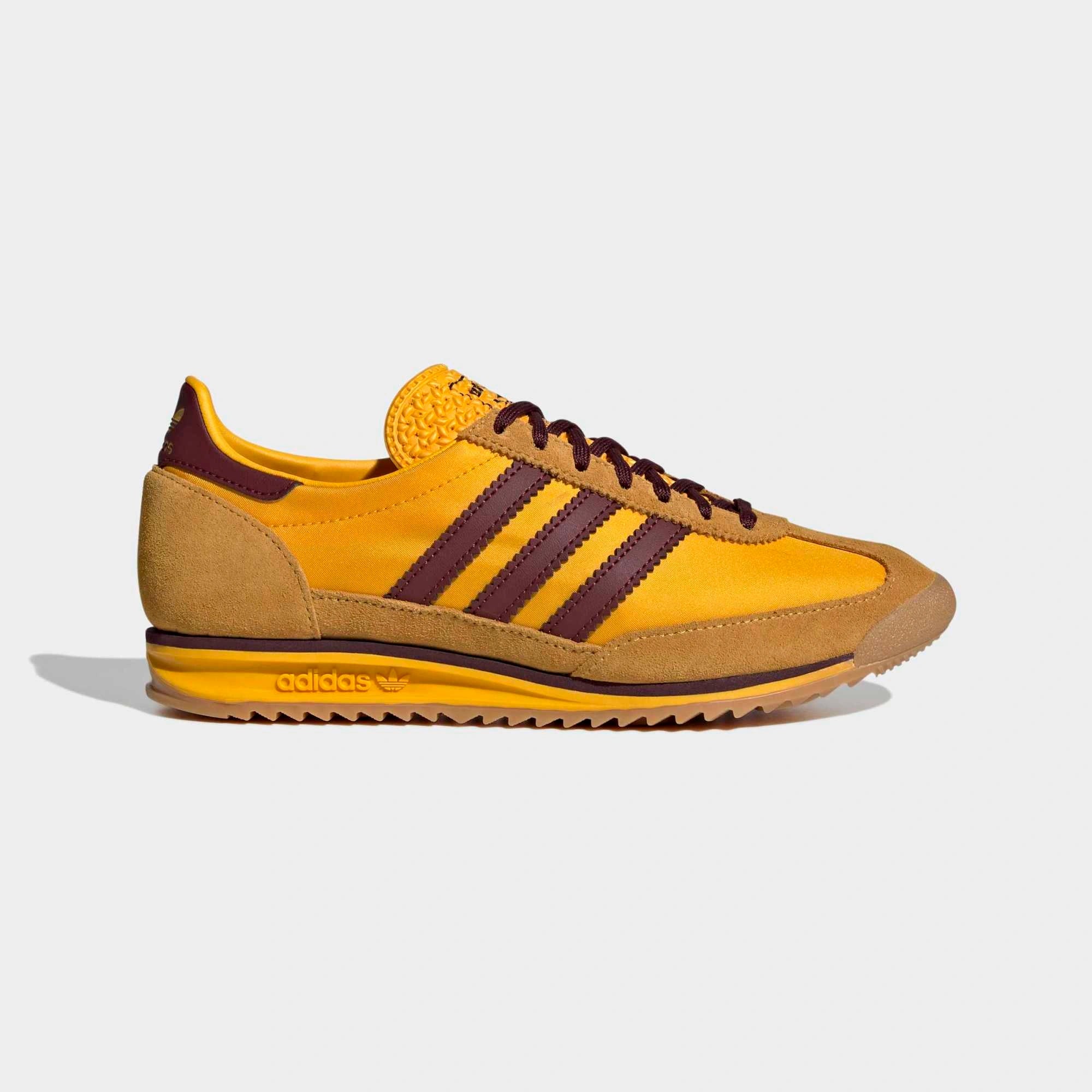 "adidas SL 72 OG Sneaker für Damen in Crew Yellow/Shadow Red (IH6968) – Klassische Silhouette aus der adidas Originals Kollektion mit markanten 3-Streifen Stickabush Berlin."