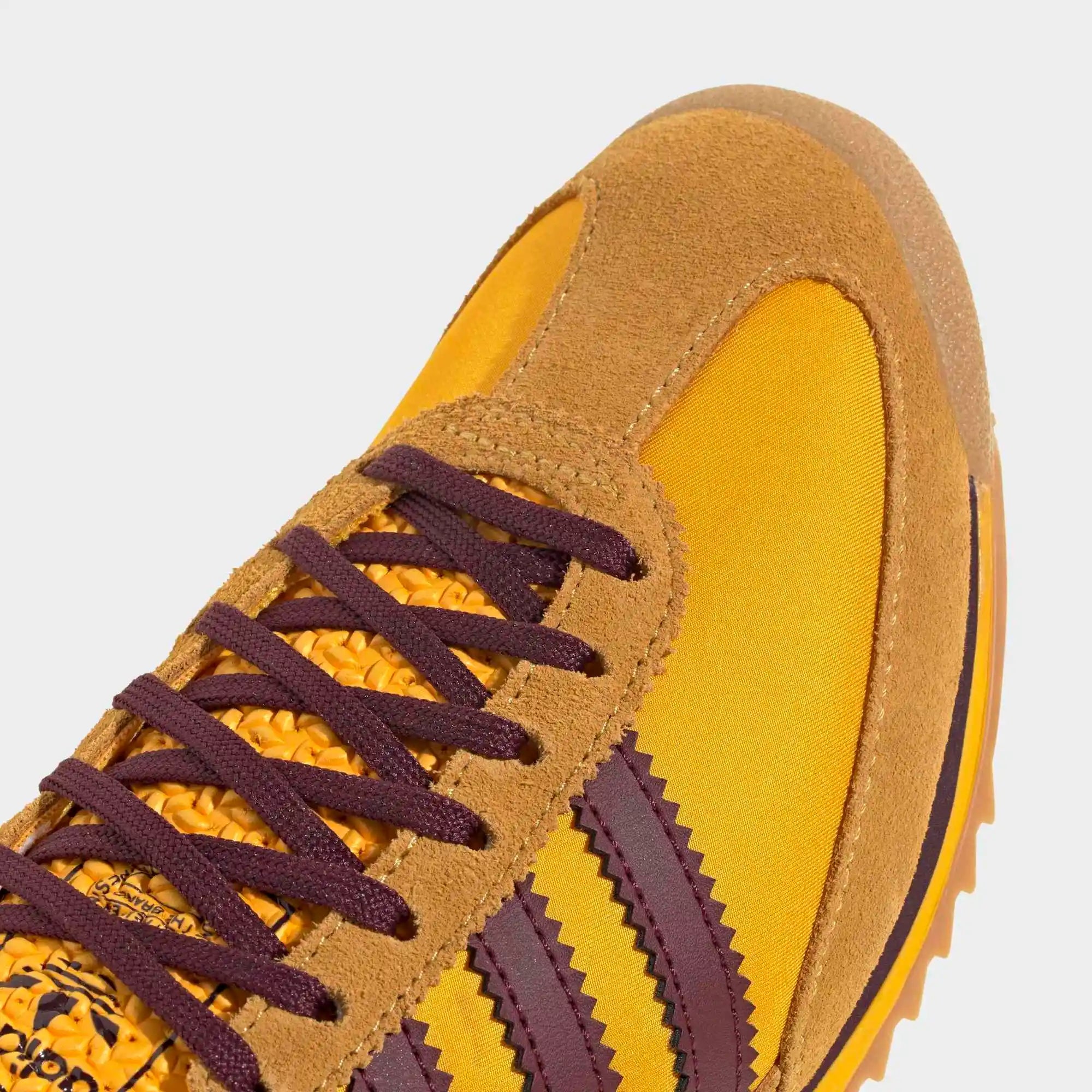 "adidas SL 72 OG Sneaker für Damen in Crew Yellow/Shadow Red (IH6968) – Klassische Silhouette aus der adidas Originals Kollektion mit markanten 3-Streifen Stickabush Berlin."