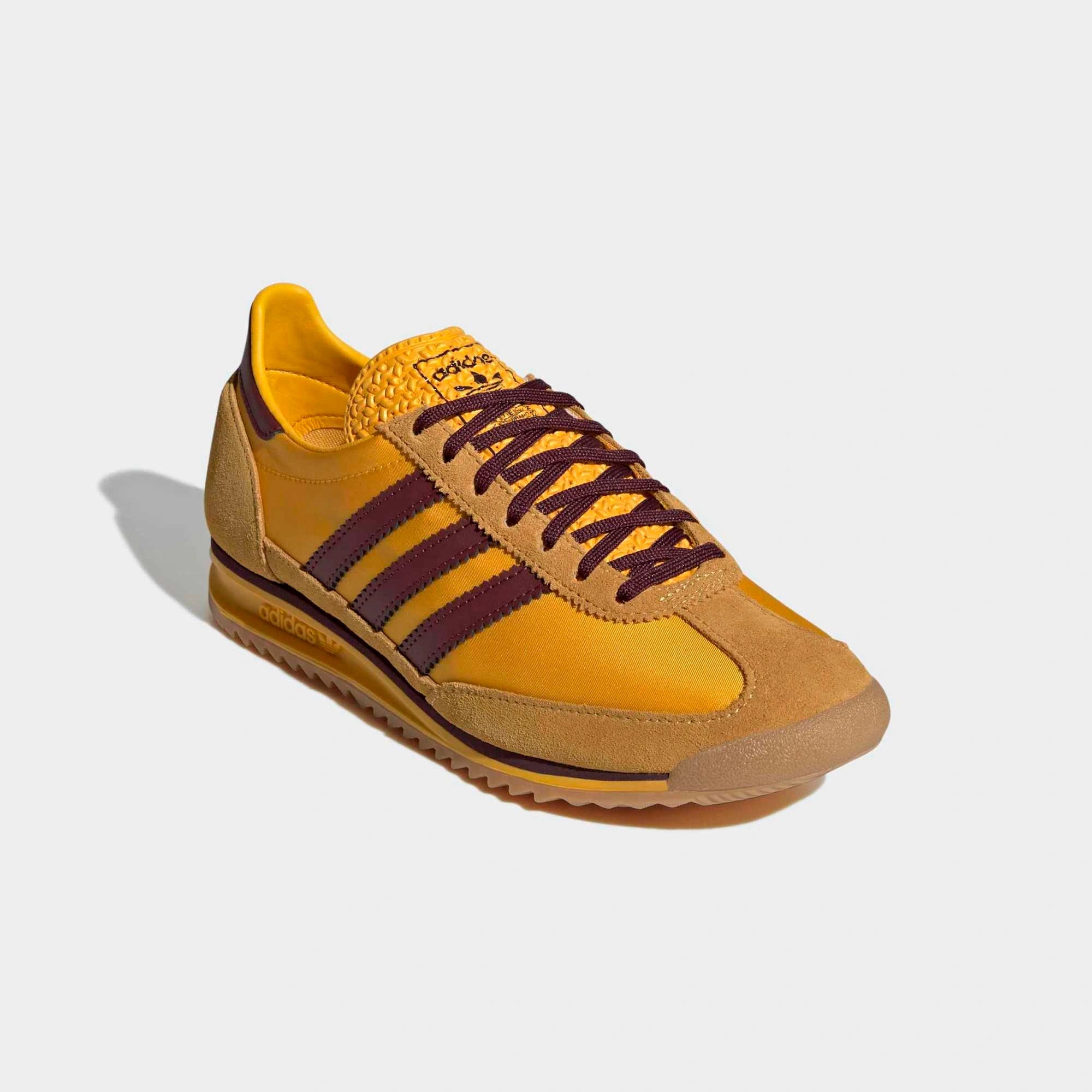 "adidas SL 72 OG Sneaker für Damen in Crew Yellow/Shadow Red (IH6968) – Klassische Silhouette aus der adidas Originals Kollektion mit markanten 3-Streifen Stickabush Berlin."