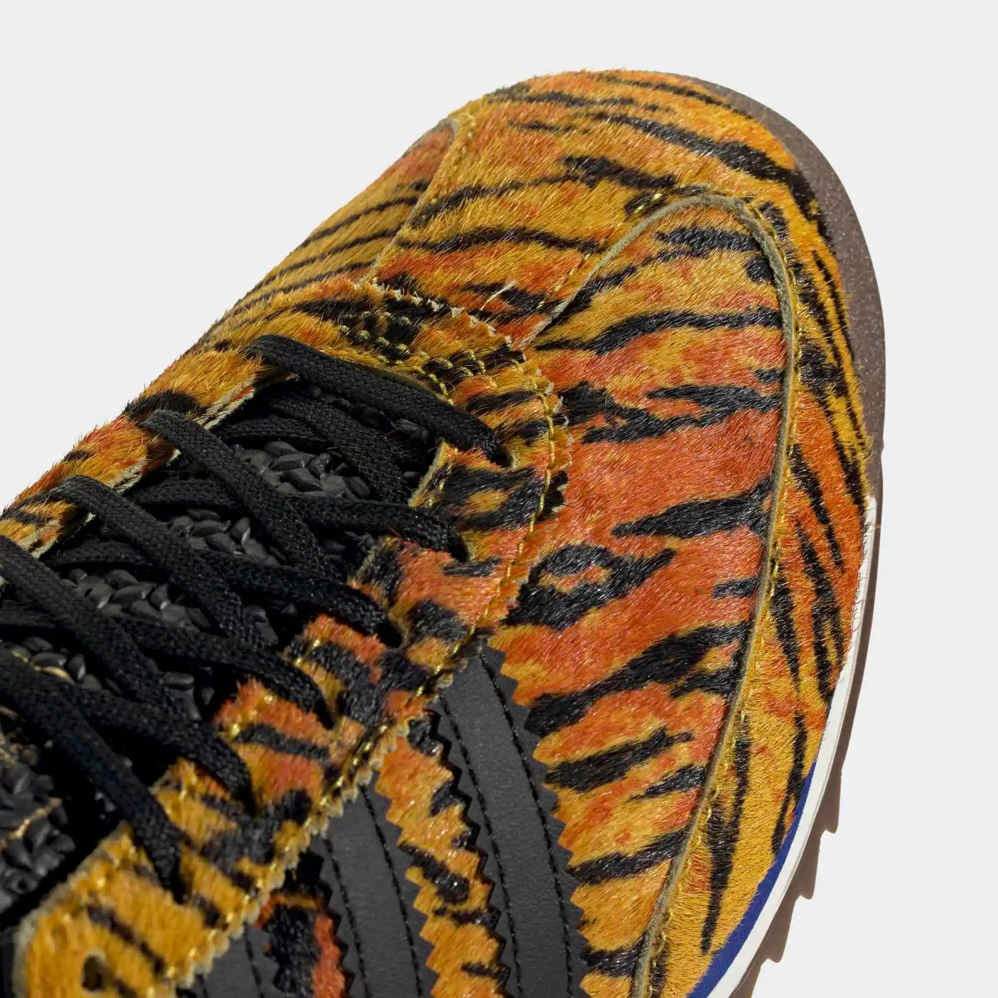 “adidas Originals SL 72 OG Damen Sneaker Tiger Print KH8812 – Gelb-Schwarzes Leo-Muster mit schmaler Retro-Silhouette bei Stickabush Berlin.“