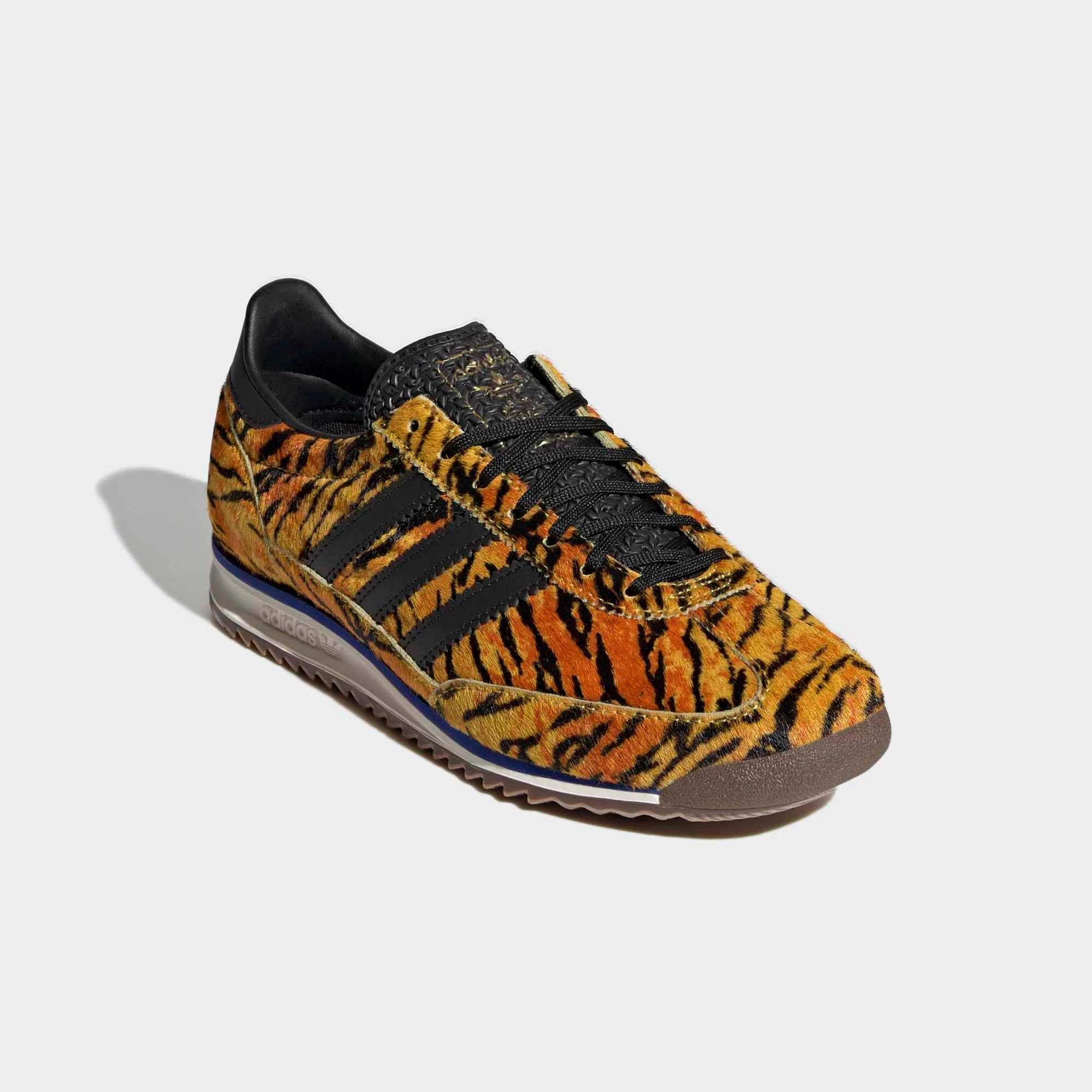 “adidas Originals SL 72 OG Damen Sneaker Tiger Print KH8812 – Gelb-Schwarzes Leo-Muster mit schmaler Retro-Silhouette bei Stickabush Berlin.“