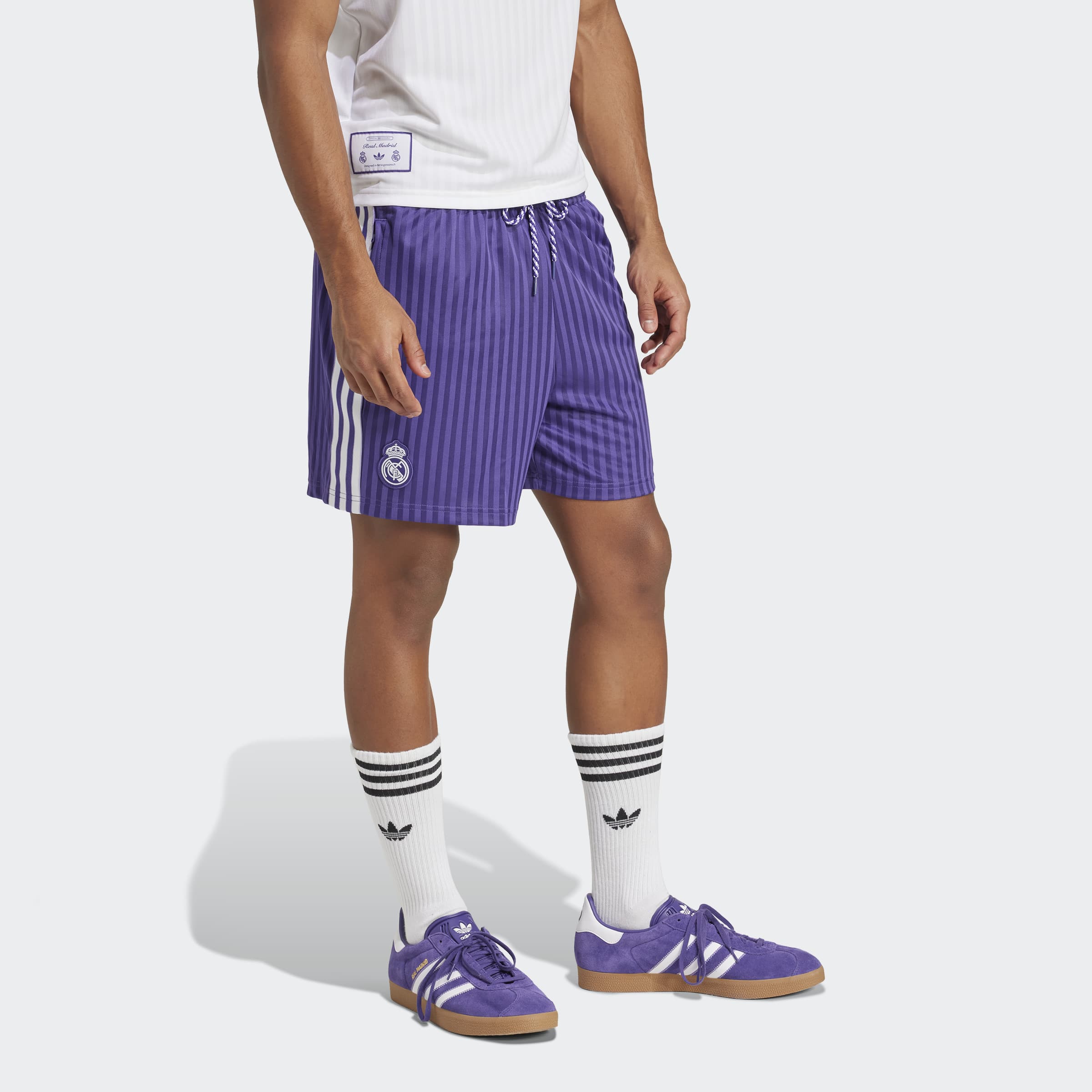 "Adidas Real Madrid Terrace Icons Shorts, Purple/White (Lila/Weiß), leichtes Material (vermutlich Polyester), Fußballshorts mit Vereinslogo und weißen Details."