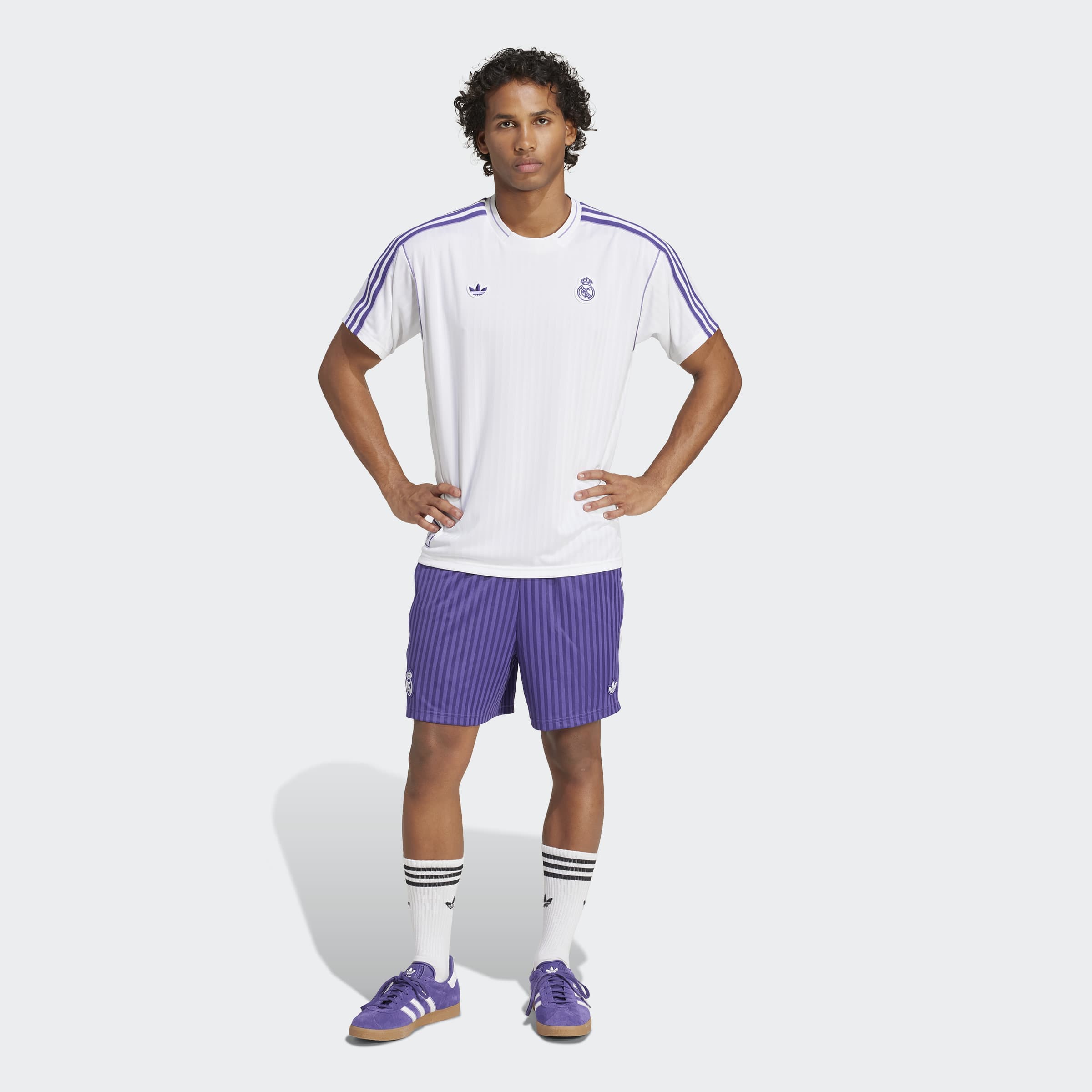 "Adidas Real Madrid Terrace Icons Shorts, Purple/White (Lila/Weiß), leichtes Material (vermutlich Polyester), Fußballshorts mit Vereinslogo und weißen Details."