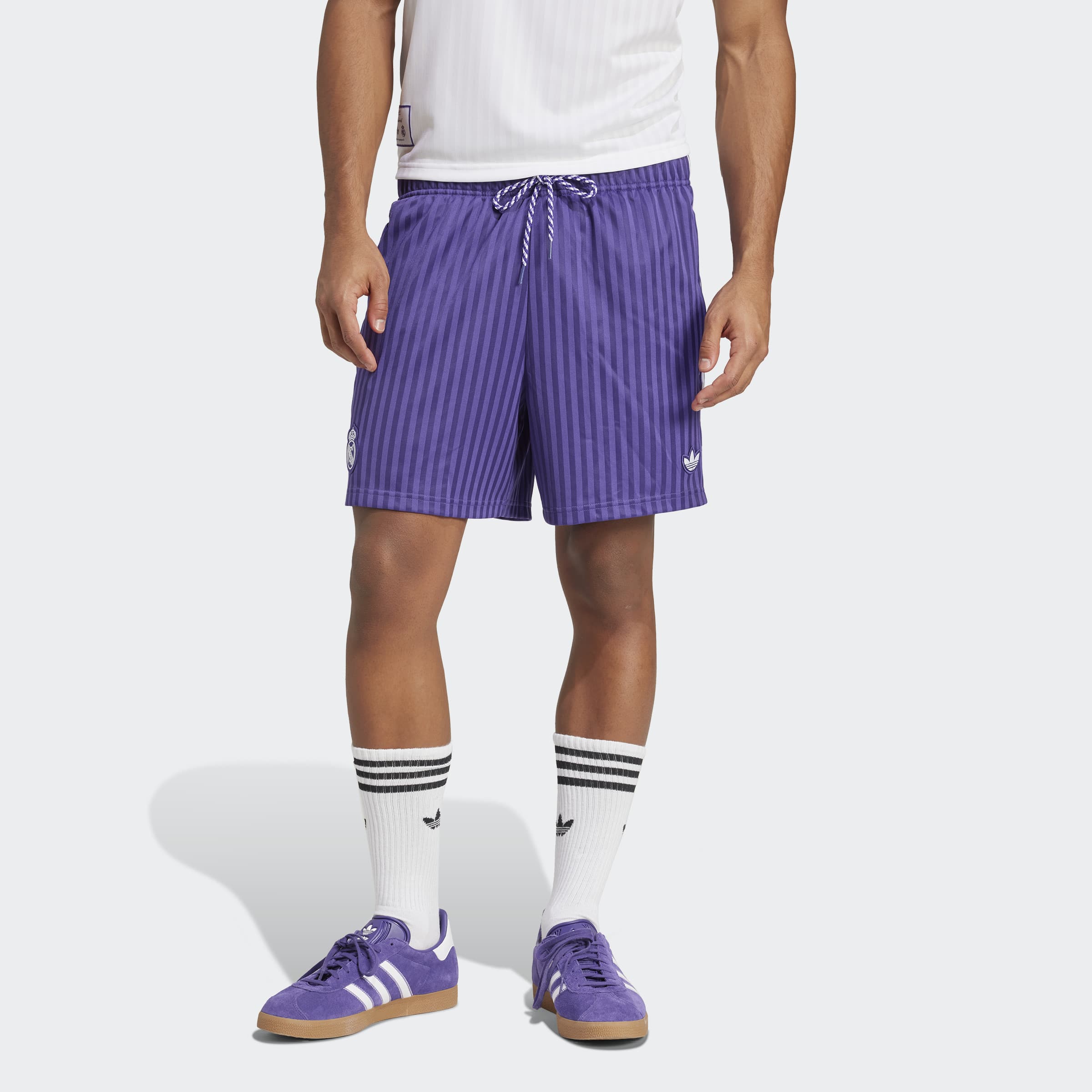"Adidas Real Madrid Terrace Icons Shorts, Purple/White (Lila/Weiß), leichtes Material (vermutlich Polyester), Fußballshorts mit Vereinslogo und weißen Details."