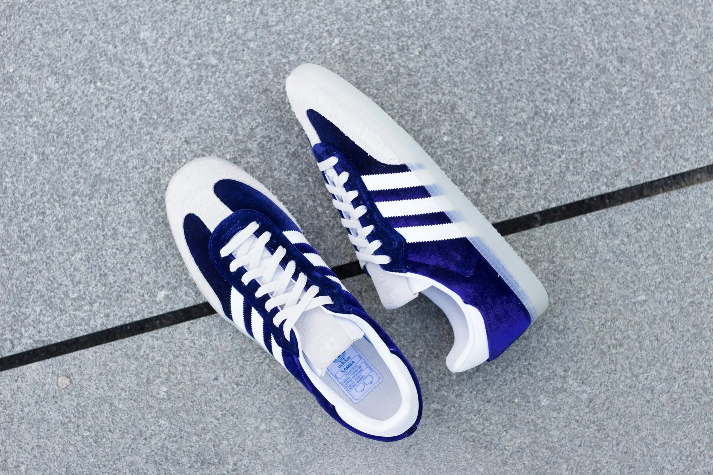 Adidas Samba in Lila und Weiß aus Samt – limitierter Retro-Sneaker bei Stickabush.