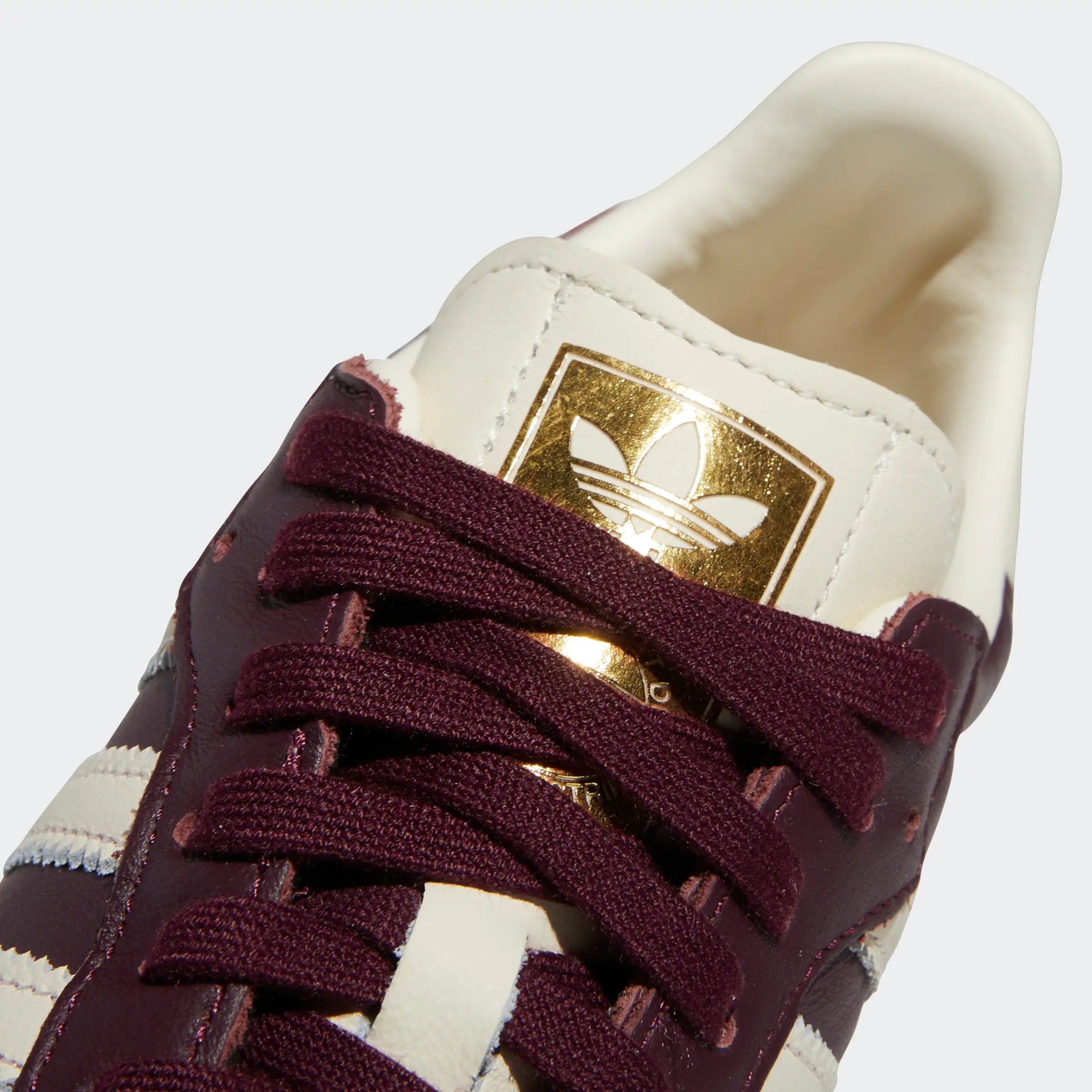 "adidas Originals Samba OG Sneaker Damen Maroon Cream White ID0477. Ein Retro Sneaker mit Premium-Leder und Wildleder-Details bei Stickabush Berlin."