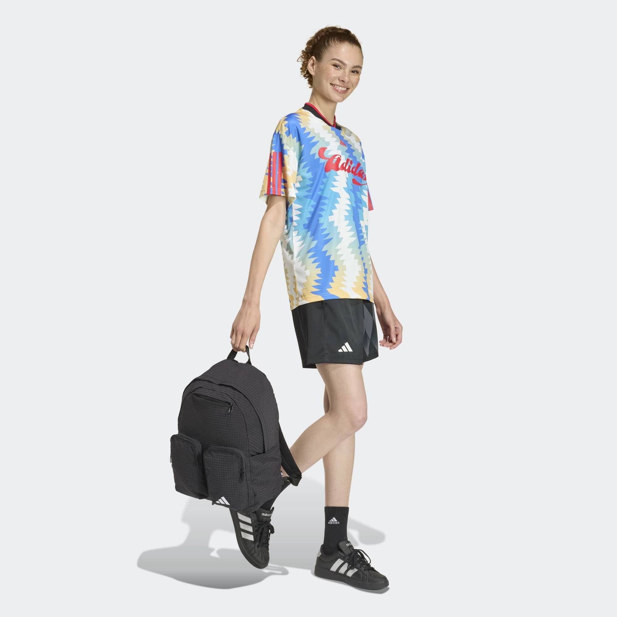 “Cremeweißes (Off White) adidas Originals Tiro x Common Goal Damen Trikot mit blauen Details und dezentem Allover-Print bei Stickabush.“