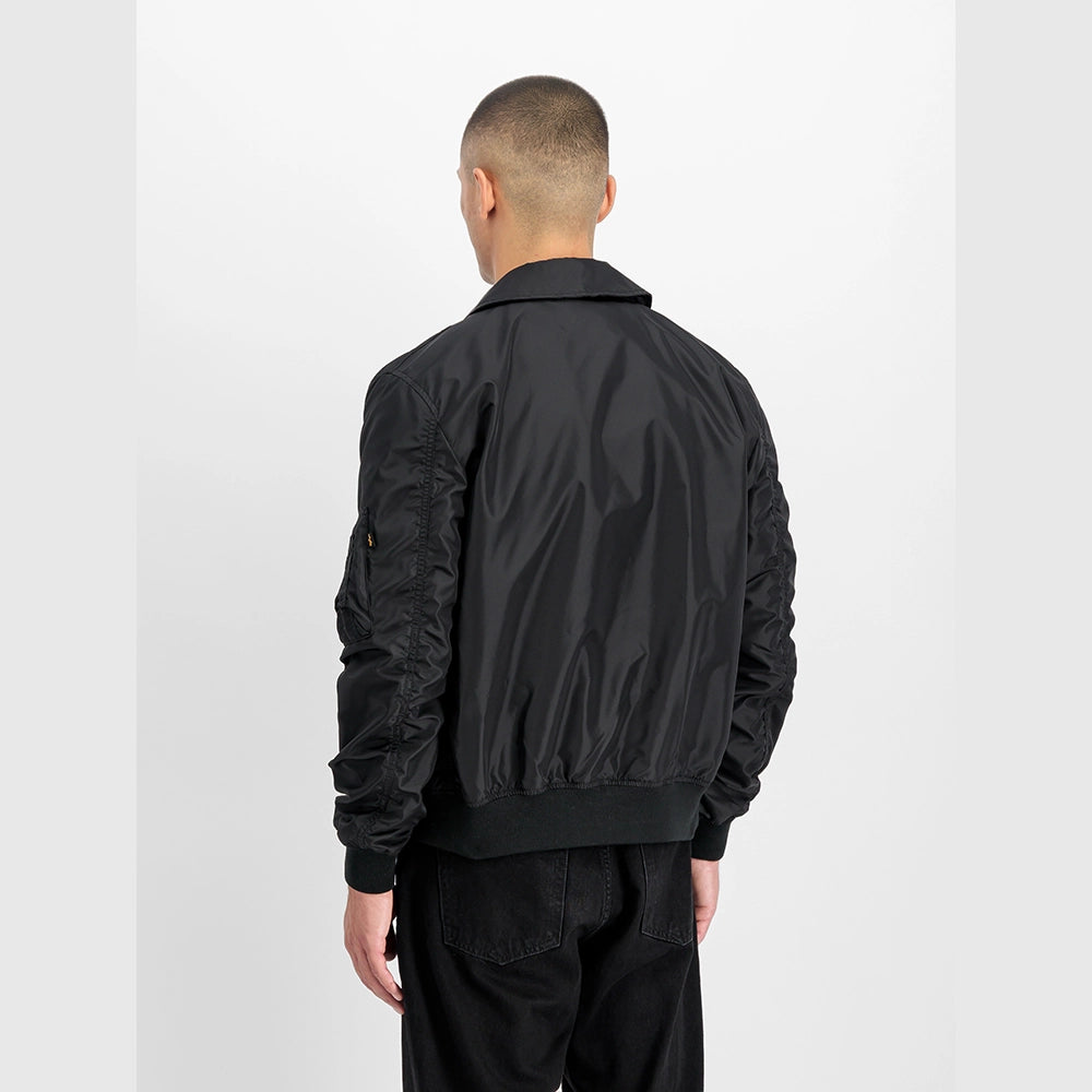 Alpha Industries CWU-36/P TT Light Bomberjacke Black (266101-03) Detailansicht mit Ärmeltasche bei Stickabush Berlin.