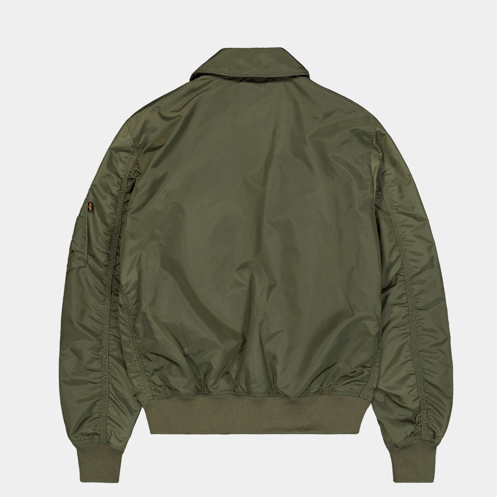 Alpha Industries CWU-36/P TT Light Bomberjacke in Dark Olive (266101-142) mit „Remove Before Flight“ Tag bei Stickabush Berlin.