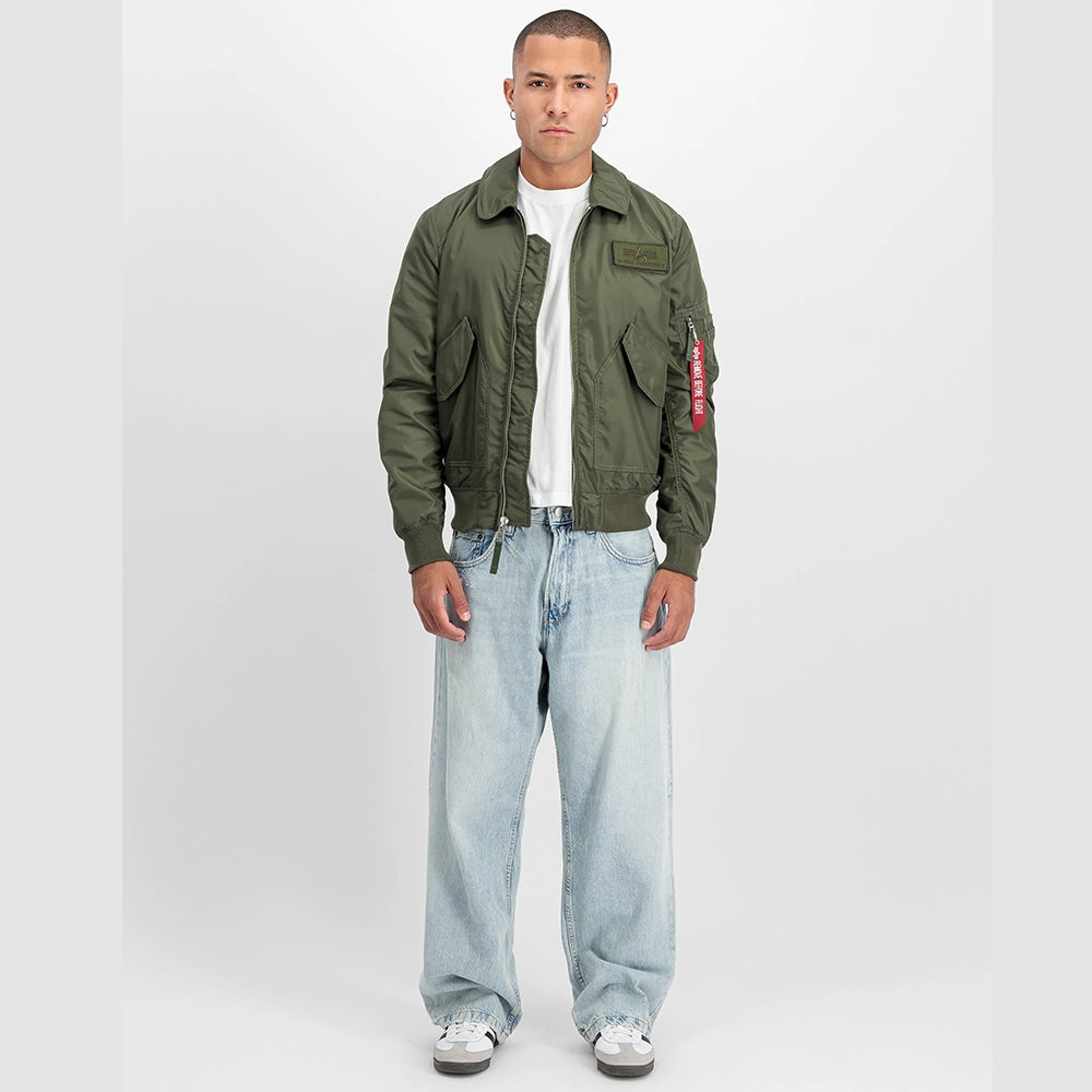 Alpha Industries CWU-36/P TT Light Bomberjacke in Dark Olive (266101-142) mit „Remove Before Flight“ Tag bei Stickabush Berlin.