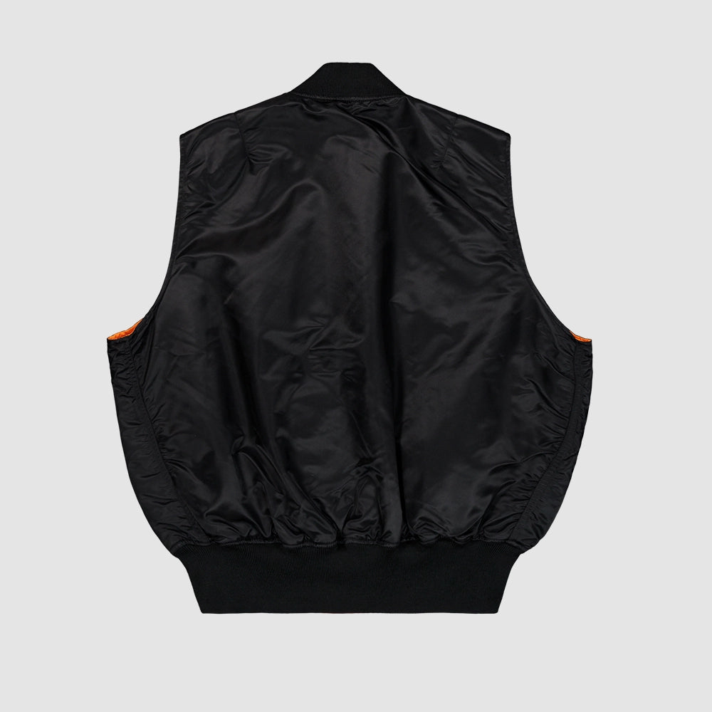 Schwarze Alpha Industries MA-1 Vest Heritage für Herren mit dem ikonischen roten Remove Before Flight Tag und orangenem Innenfutter bei Stickabush Berlin.