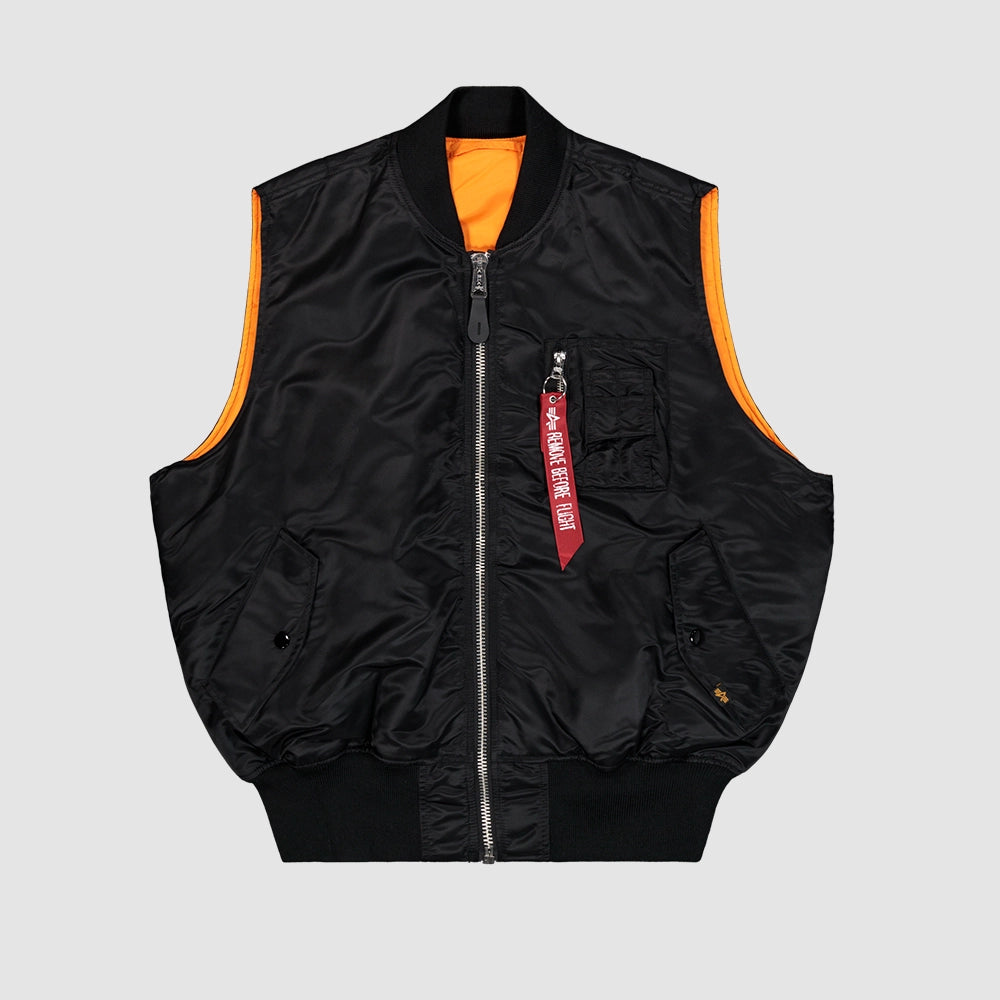 Schwarze Alpha Industries MA-1 Vest Heritage für Herren mit dem ikonischen roten Remove Before Flight Tag und orangenem Innenfutter bei Stickabush Berlin.