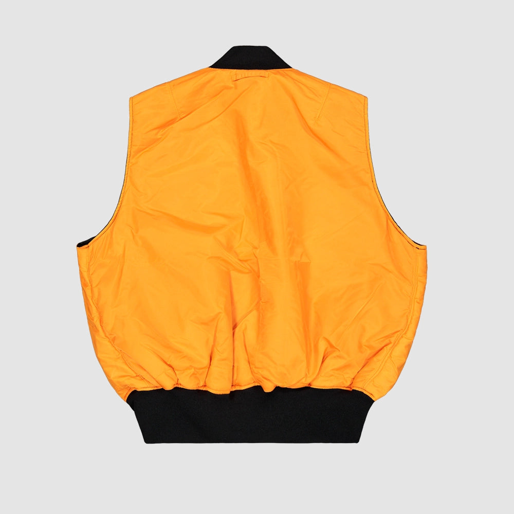 Schwarze Alpha Industries MA-1 Vest Heritage für Herren mit dem ikonischen roten Remove Before Flight Tag und orangenem Innenfutter bei Stickabush Berlin.