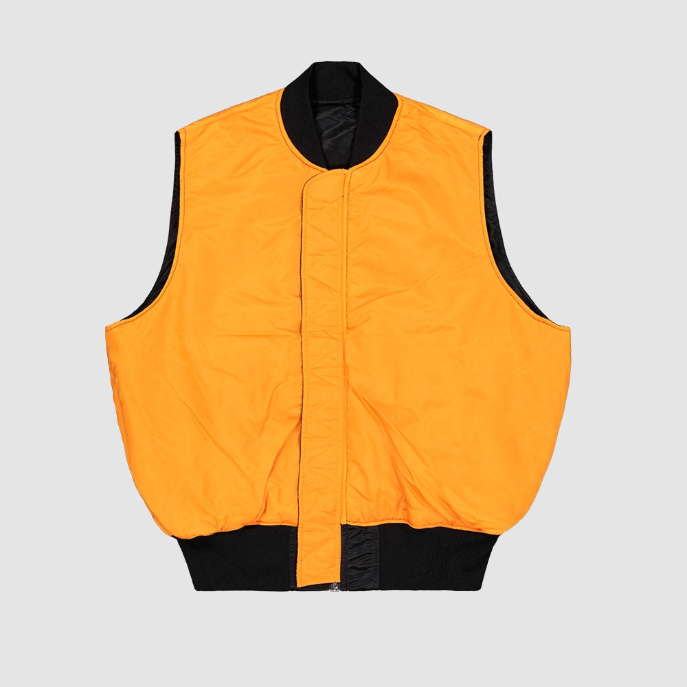 Schwarze Alpha Industries MA-1 Vest Heritage für Herren mit dem ikonischen roten Remove Before Flight Tag und orangenem Innenfutter bei Stickabush Berlin.