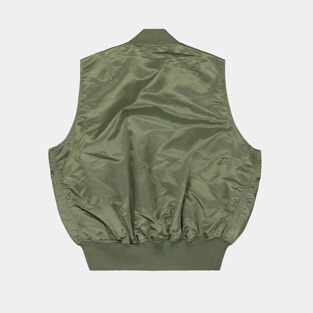 Alpha Industries MA-1 Vest Heritage für Herren in Sage Green (Oliv) mit dem ikonischen "Remove Before Flight" Tag bei Stickabush Berlin.