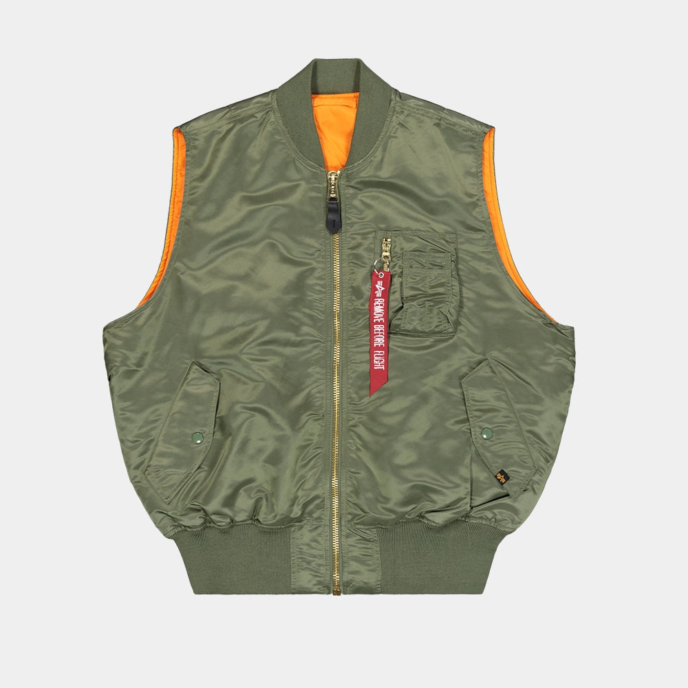 Alpha Industries MA-1 Vest Heritage für Herren in Sage Green (Oliv) mit dem ikonischen "Remove Before Flight" Tag bei Stickabush Berlin.
