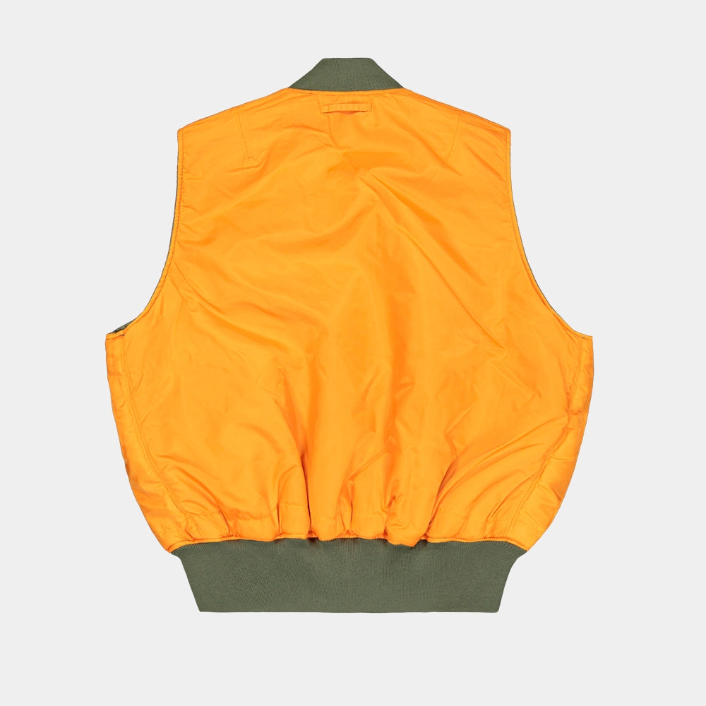 Alpha Industries MA-1 Vest Heritage für Herren in Sage Green (Oliv) mit dem ikonischen "Remove Before Flight" Tag bei Stickabush Berlin.
