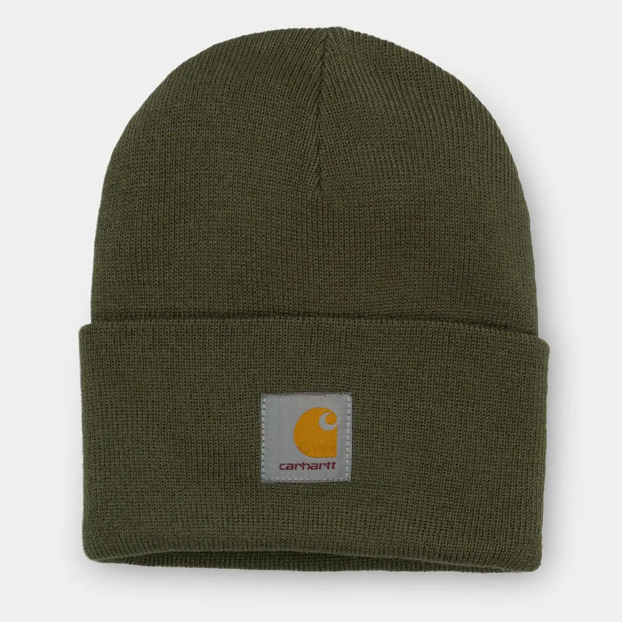 "Dunkelgrüne Carhartt WIP Strickmütze aus Acryl. Klassischer Rippstrick, umschlagbarer Saum mit gewebtem Carhartt Logo-Patch."