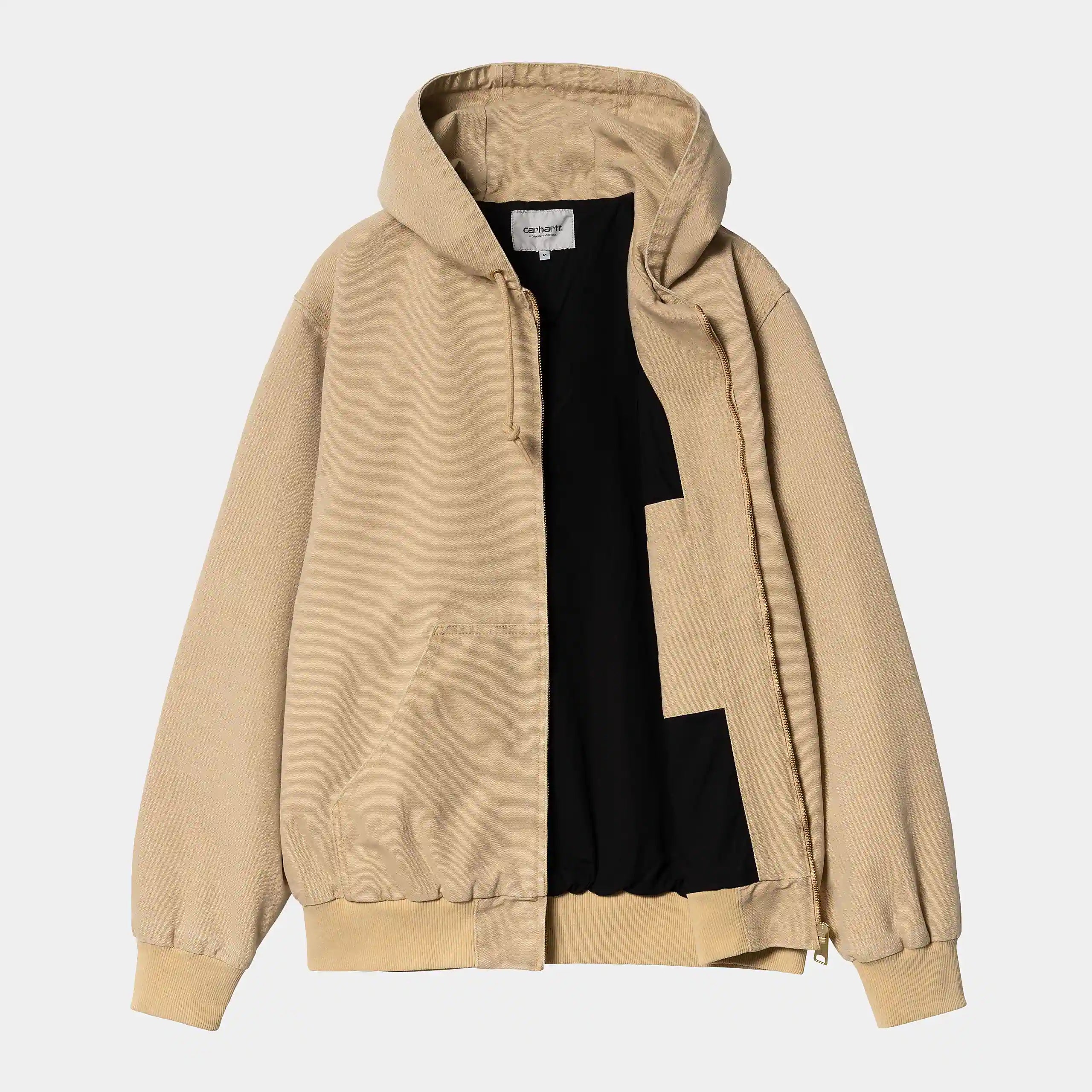 "Carhartt WIP Active Jacket (Summer) – Bourbon (aged canvas). Hellbraune Jacke aus gealtertem Canvas mit Kapuze, Reißverschluss und Kängurutaschen."