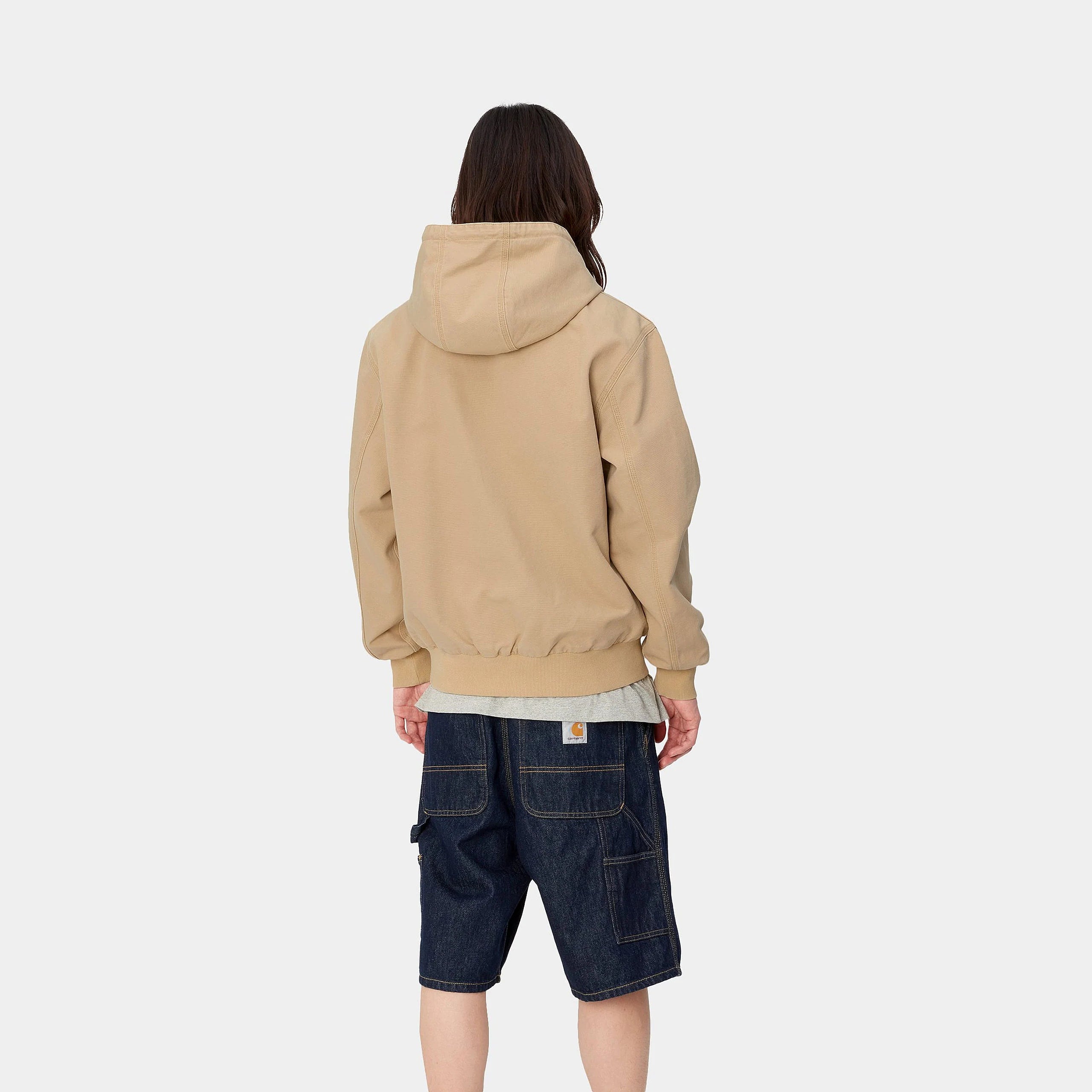 "Carhartt WIP Active Jacket (Summer) – Bourbon (aged canvas). Hellbraune Jacke aus gealtertem Canvas mit Kapuze, Reißverschluss und Kängurutaschen."
