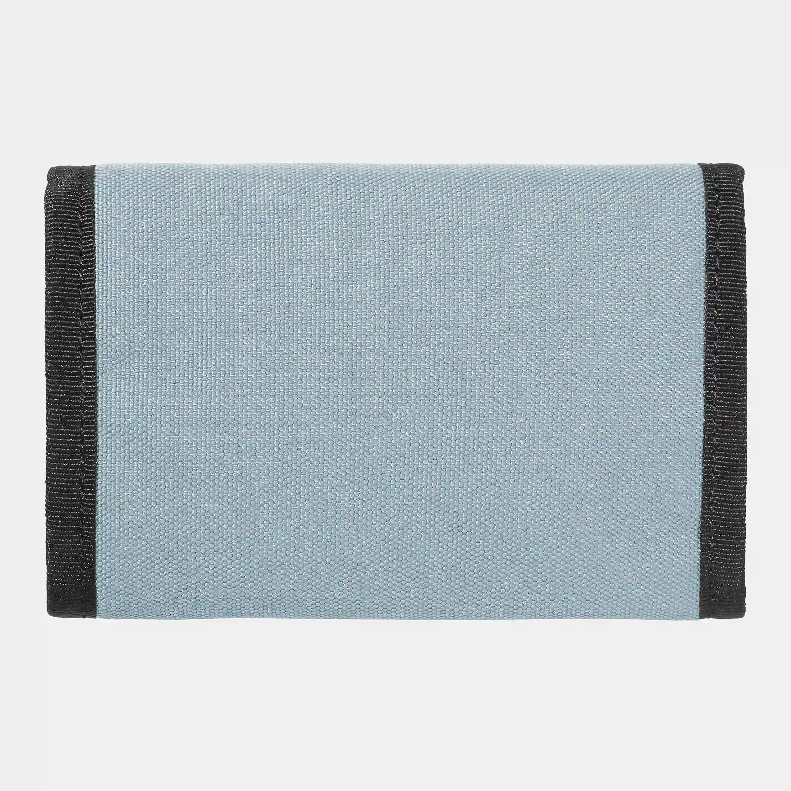 “Helles blaues ("Misty Sky") Carhartt WIP Alec Wallet. Kompaktes Portemonnaie aus Polyester-Duck-Canvas mit Reißverschluss, mehreren Kartenfächern, Geldscheinfach und Logo-Patch.“