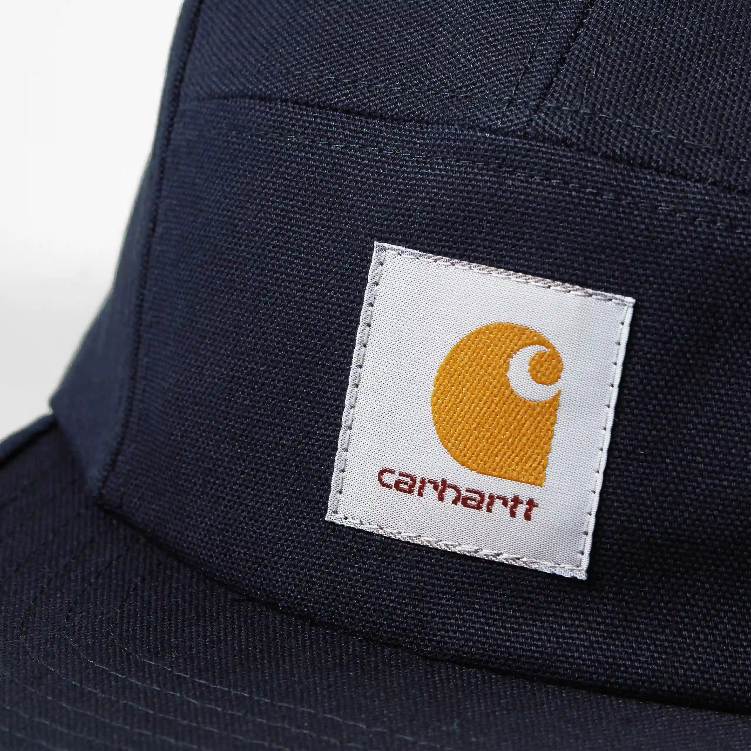 “Dunkelblaue Carhartt WIP Backley Cap. 6-Panel-Basecap mit festem Schirm, gewebtes Carhartt Square Label vorne, verstellbarer Riemen am Hinterkopf.“