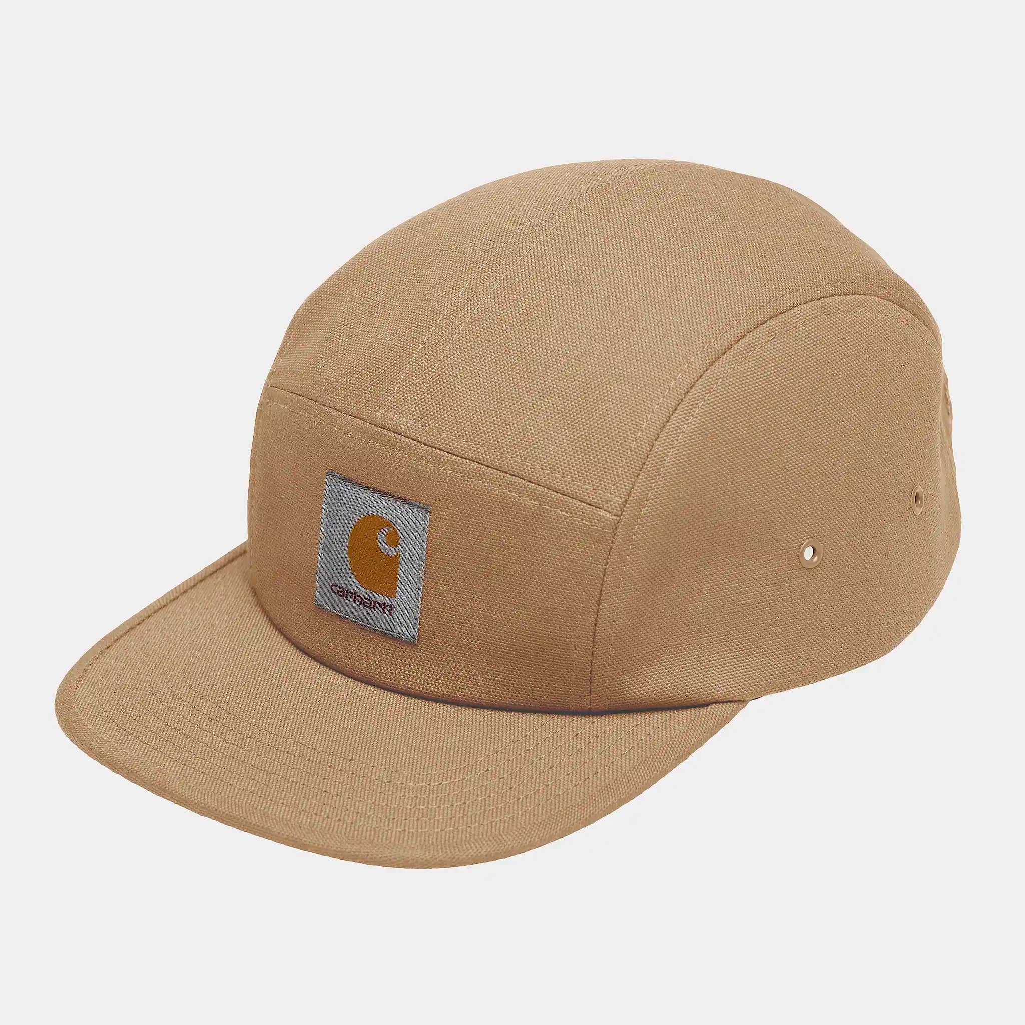 “Carhartt WIP Backley Cap in Dusty Hamilton Braun. 6-Panel, fester Schirm, gewebtes Carhartt Square Label vorne, verstellbarer Riemen hinten.“